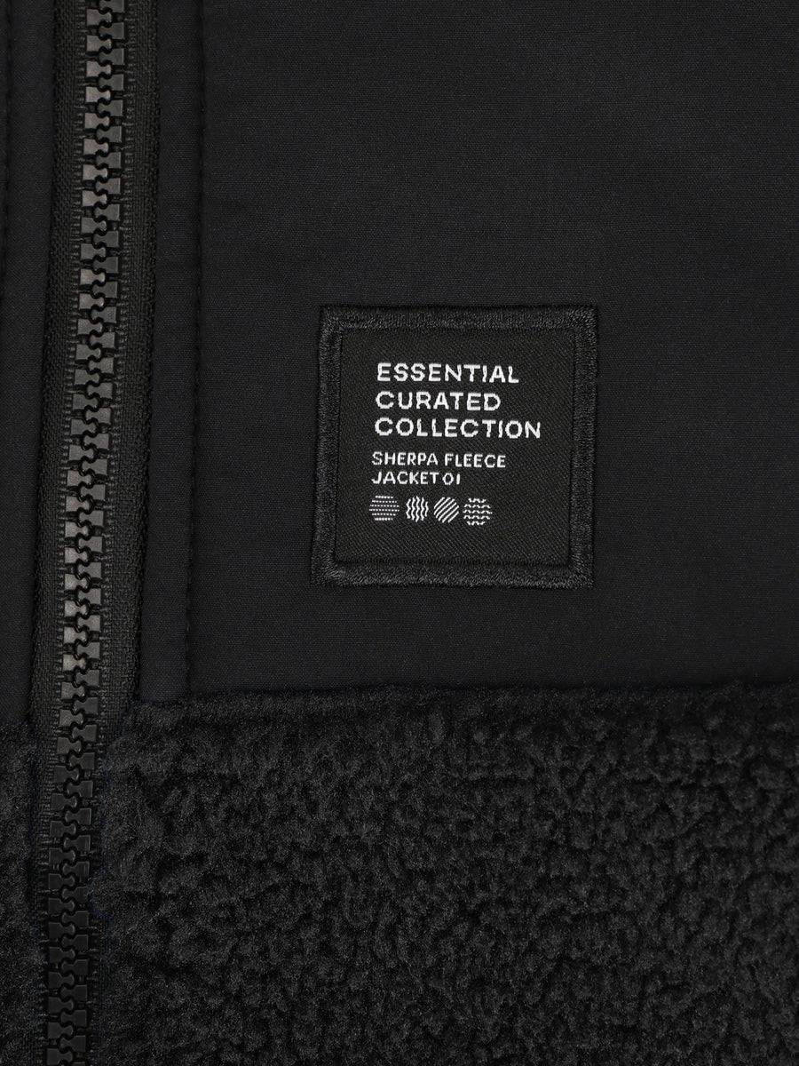 Detailaufnahme Softshell und Sherpa Fleece an der Sherpajacke