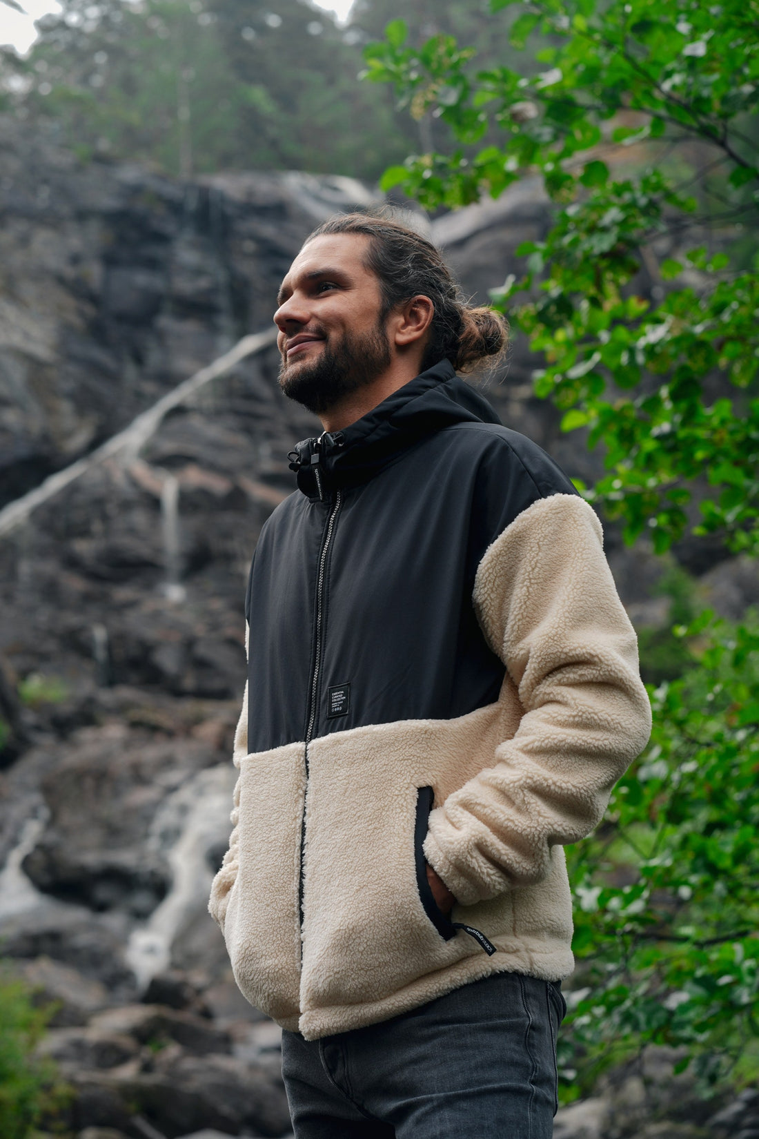 Echtes Kundenfoto: Model trägt die Sherpa Fleece Hybrid Jacke im herbstlichen Wald