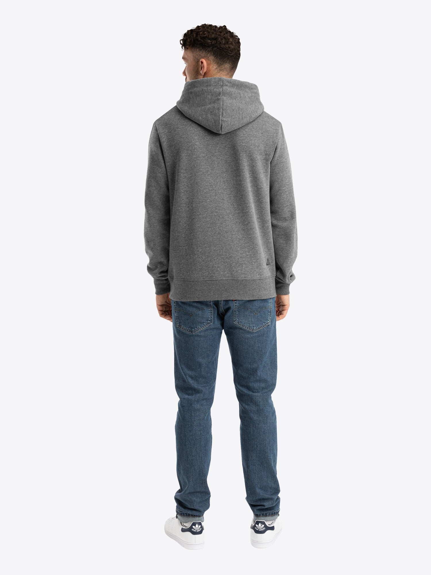 Hoodie Kasper in Grau, weitere Lifestyle-Ansicht des Models