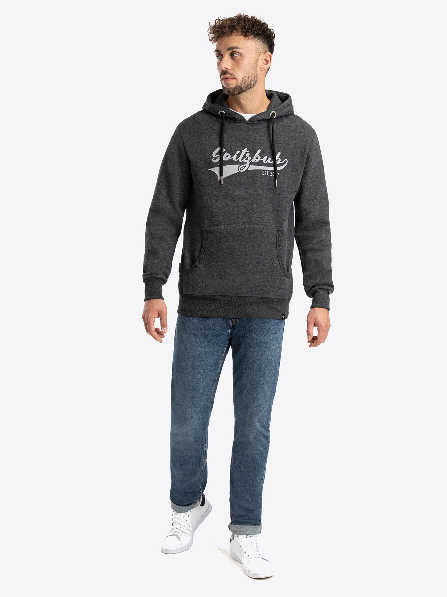 Hoodie Emil in Dunkelgrau, weitere Lifestyle-Ansicht des Models