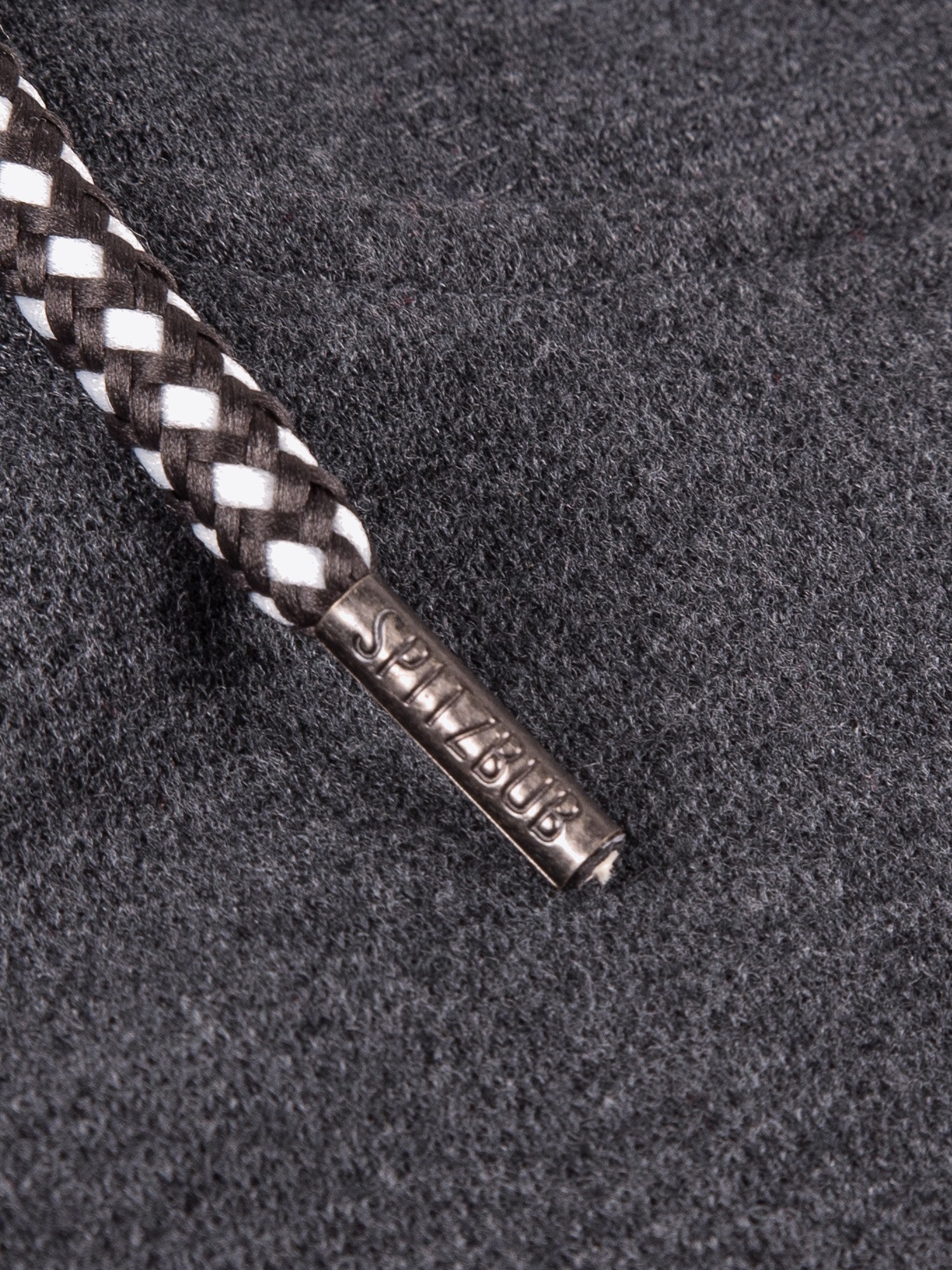 Hoodie Emil in Dunkelgrau, Detailaufnahme Verarbeitung, Kordel oder Naht