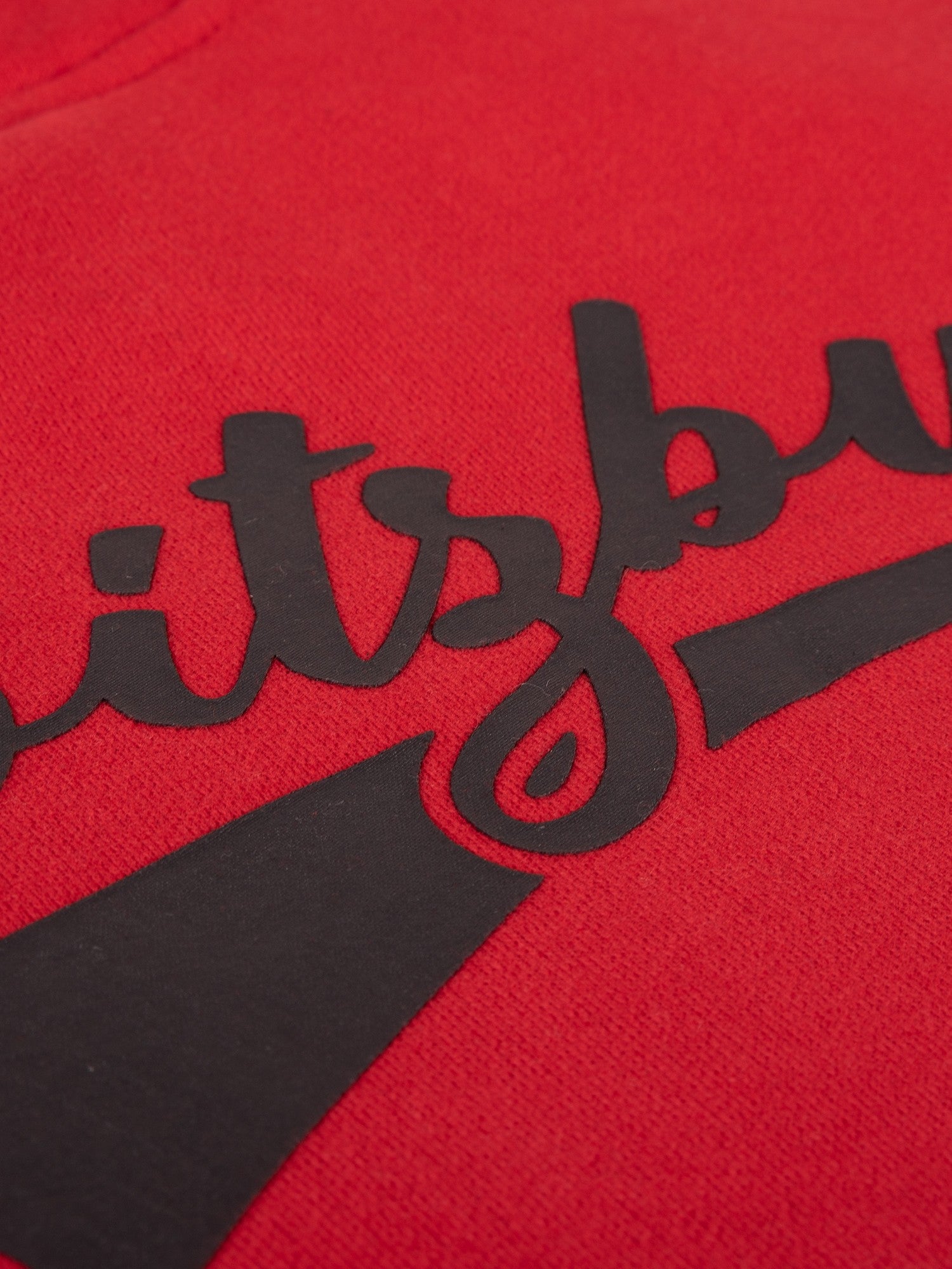 Hoodie Anton in Rot, Detailaufnahme Verarbeitung, Kordel oder Naht