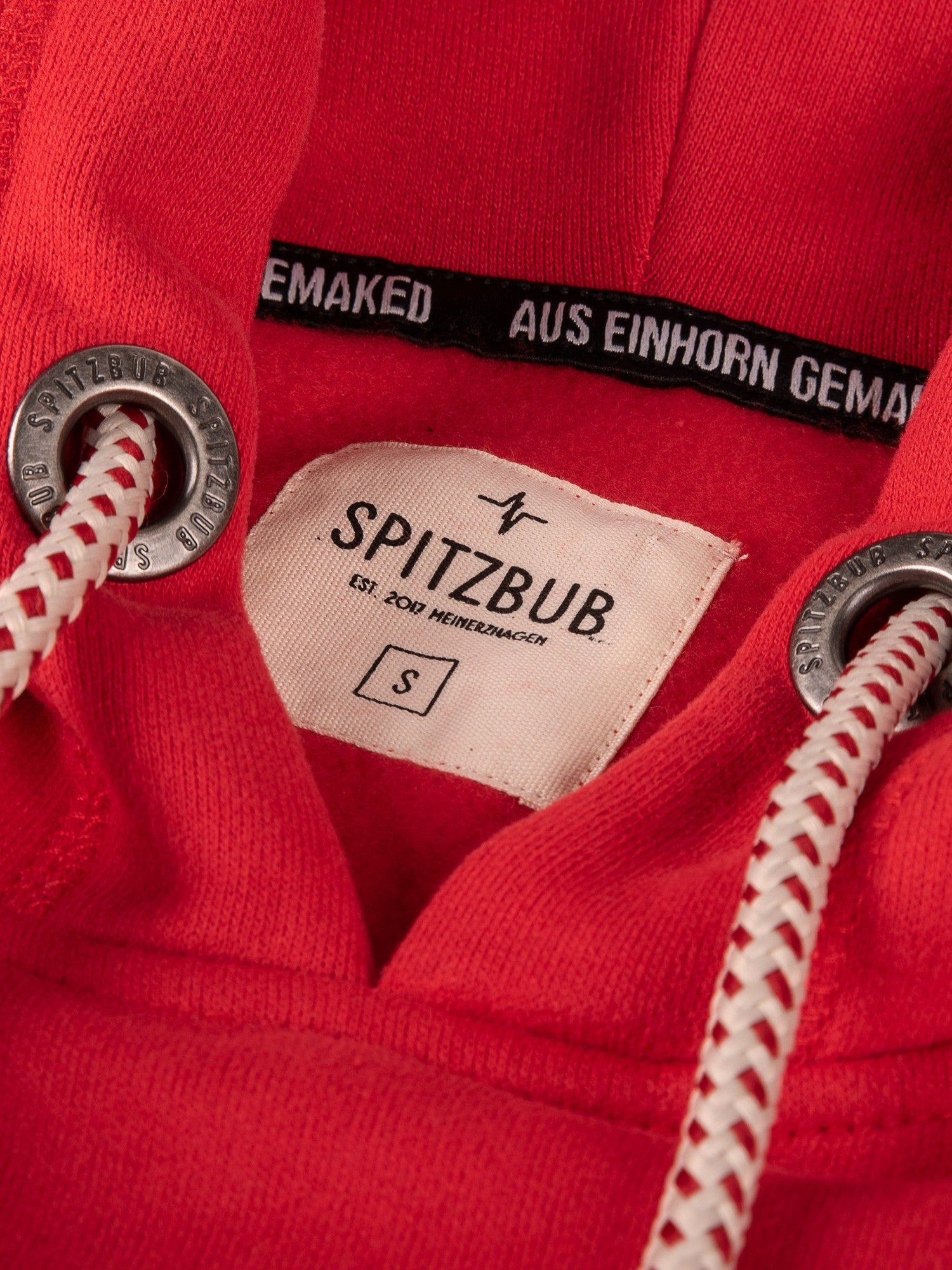 Hoodie Anton in Rot, Detailaufnahme Verarbeitung, Kordel oder Naht