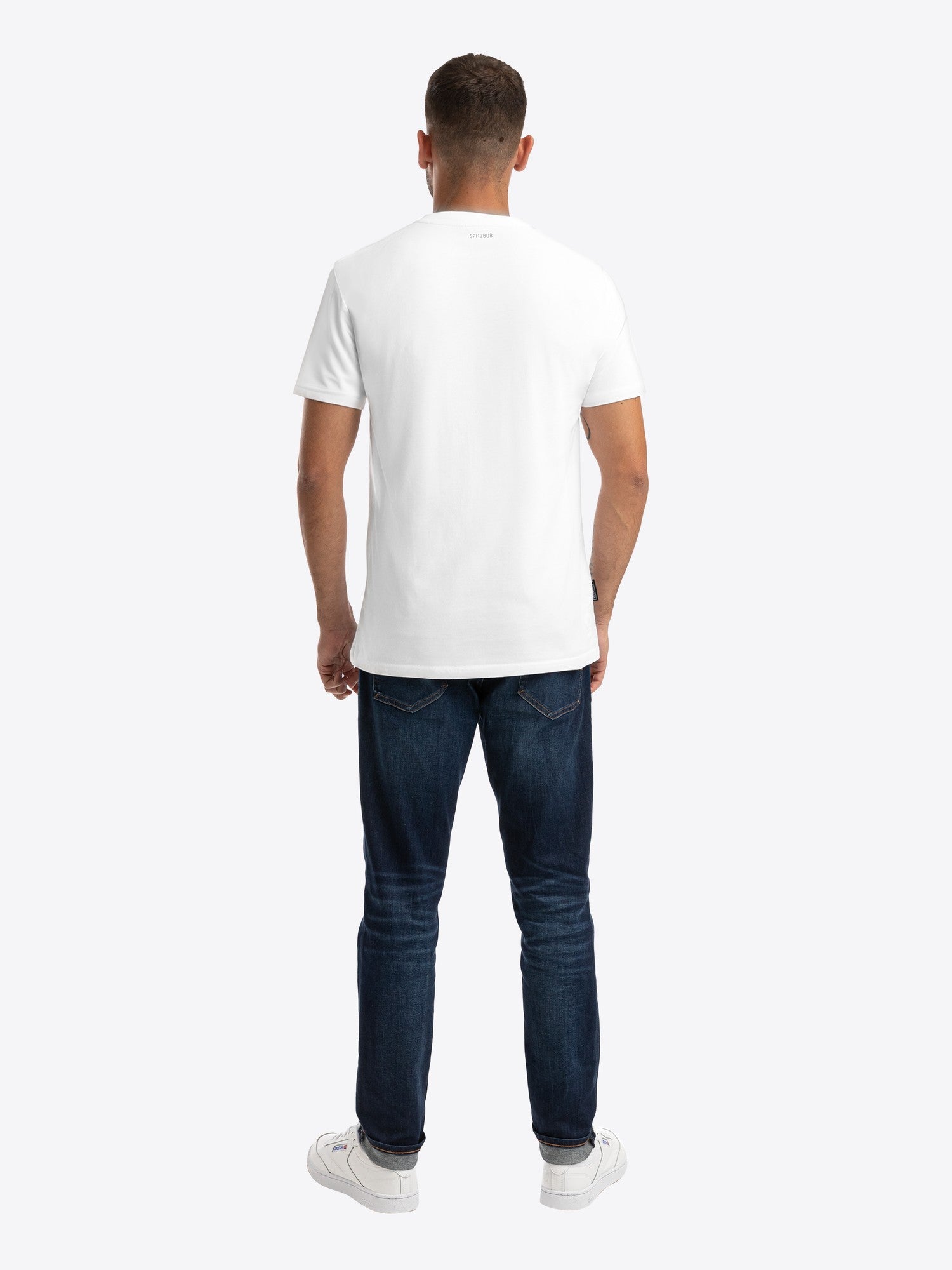 weitere Lifestyle-Ansicht des Models im Shirt Henri von spitzbub STUDIOS in Weiß