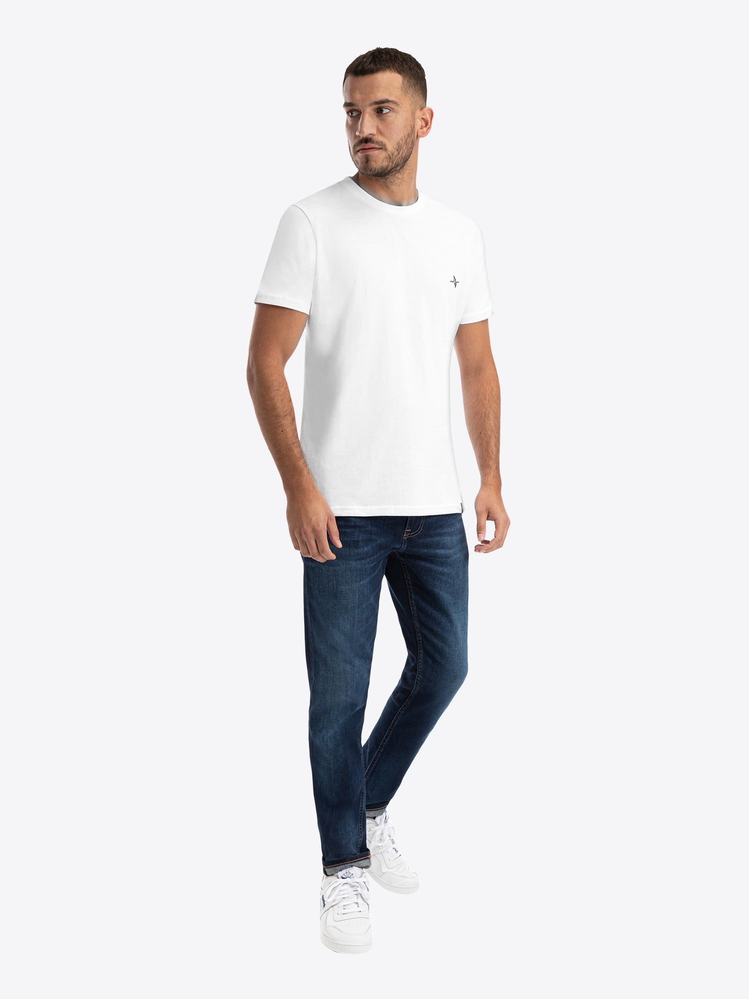 Detailaufnahme Verarbeitung, Kordel oder Naht am Shirt Henri von spitzbub STUDIOS in Weiß