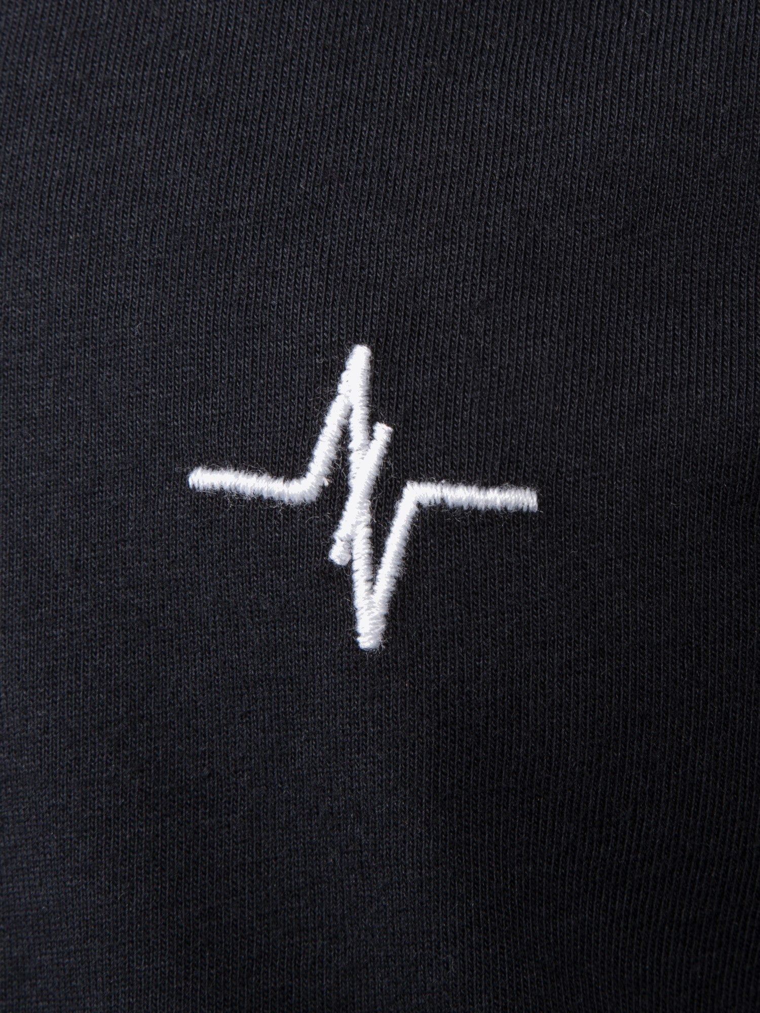 Shirt Günther in Schwarz, Detailaufnahme Verarbeitung, Kordel oder Naht