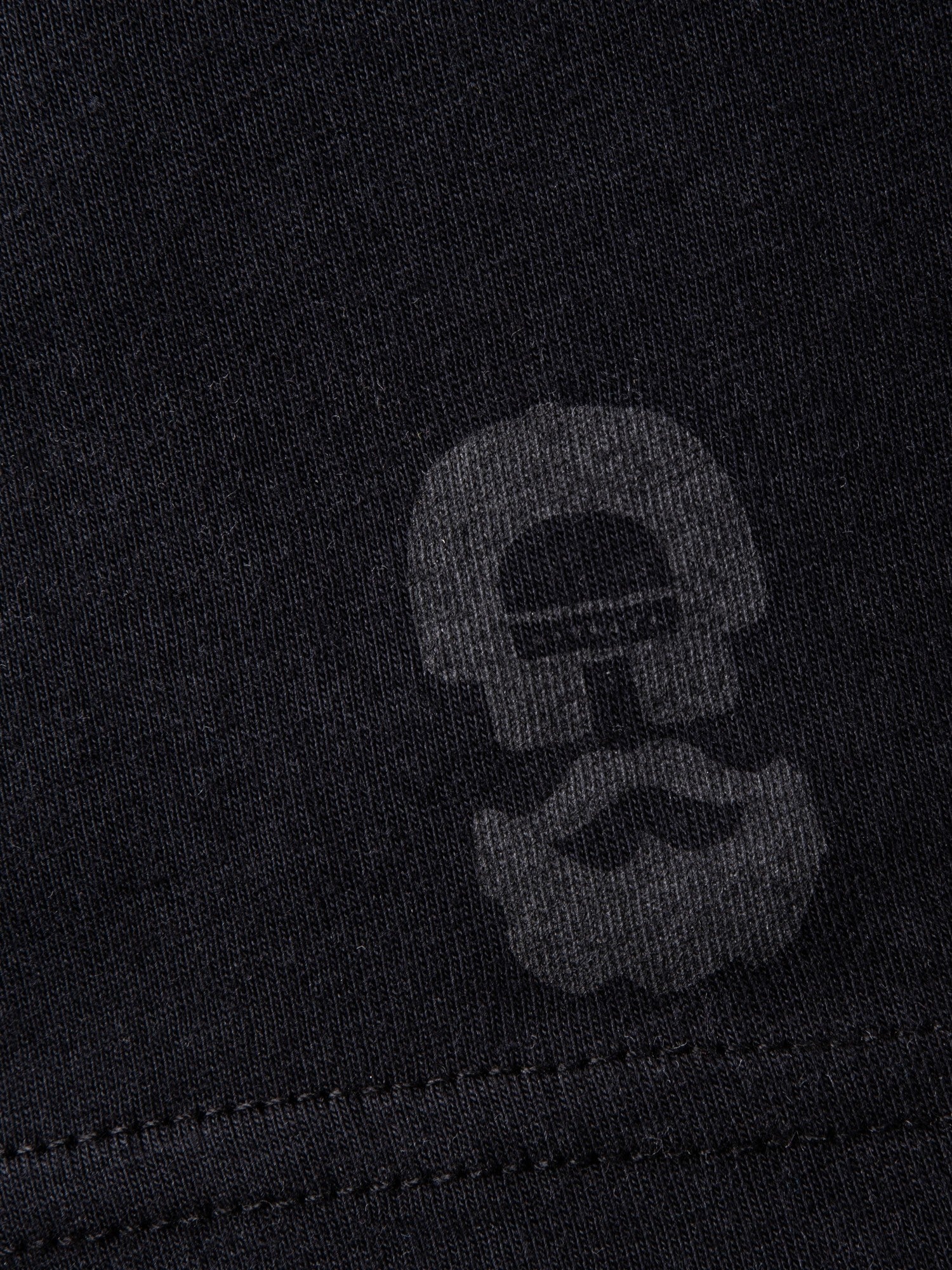 Shirt Günther in Schwarz, Detailaufnahme Verarbeitung, Kordel oder Naht