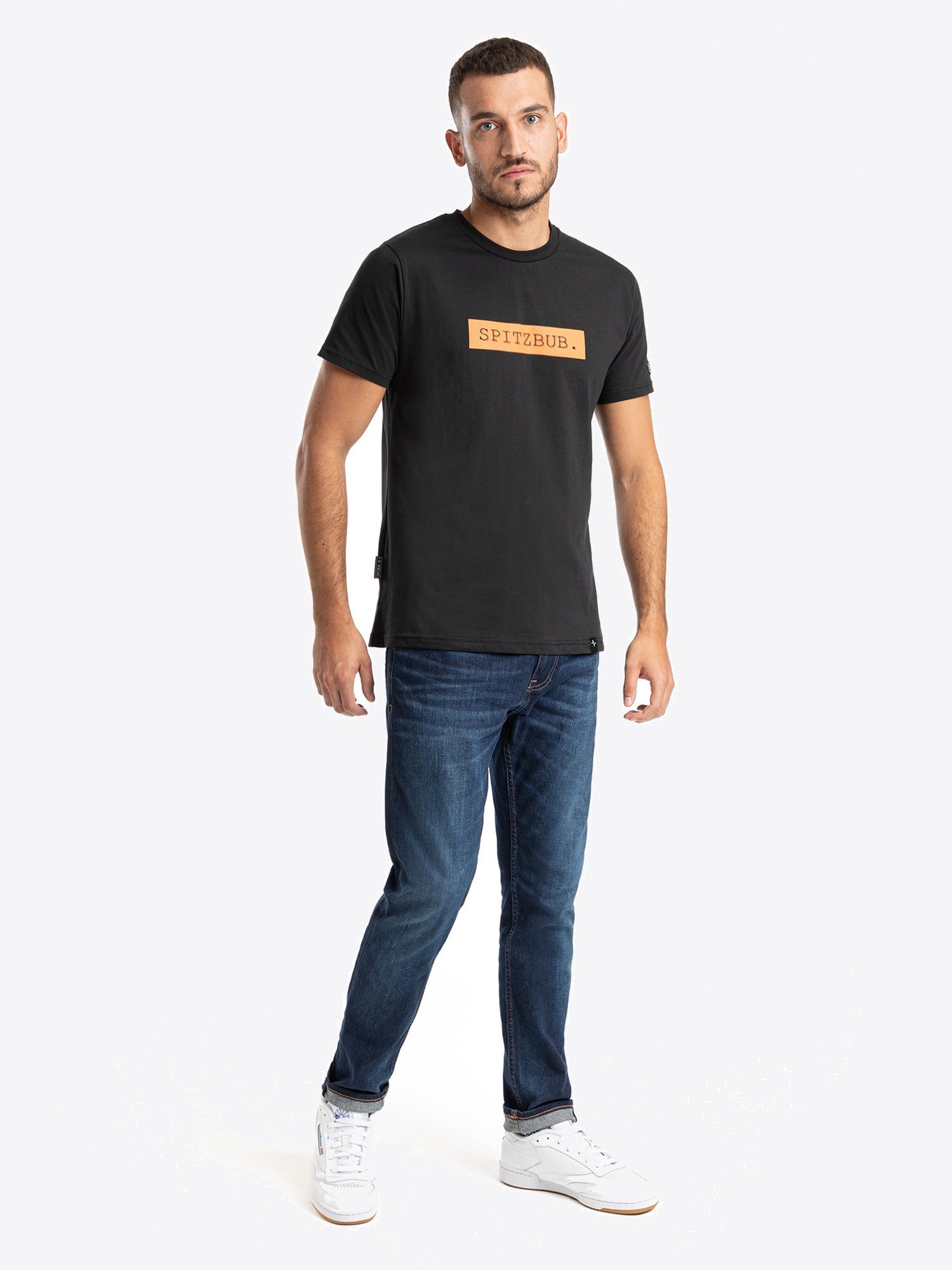 Shirt Johann in Schwarz, weitere Lifestyle-Ansicht des Models