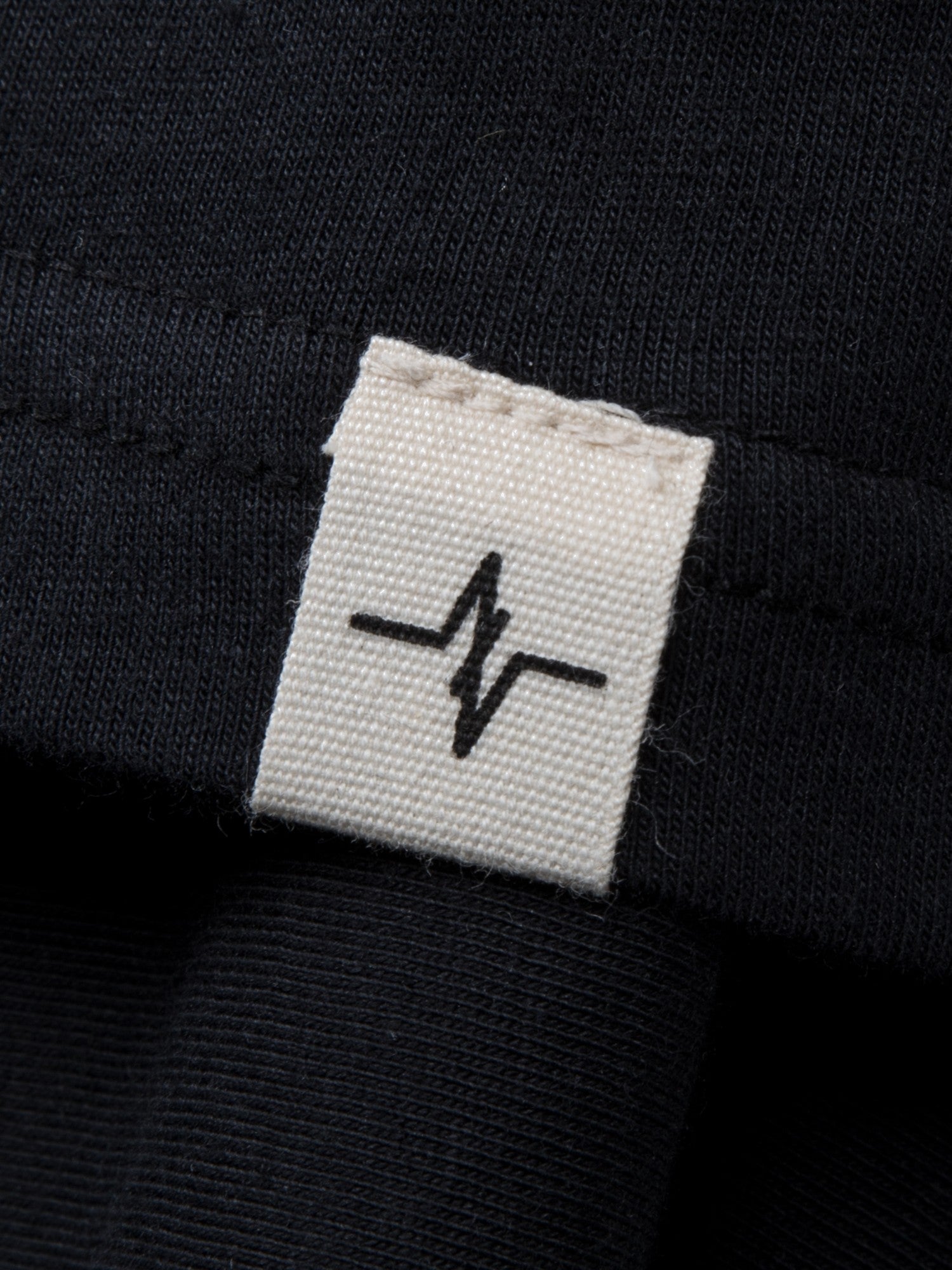 Shirt Johann in Schwarz, Detailaufnahme Verarbeitung, Kordel oder Naht