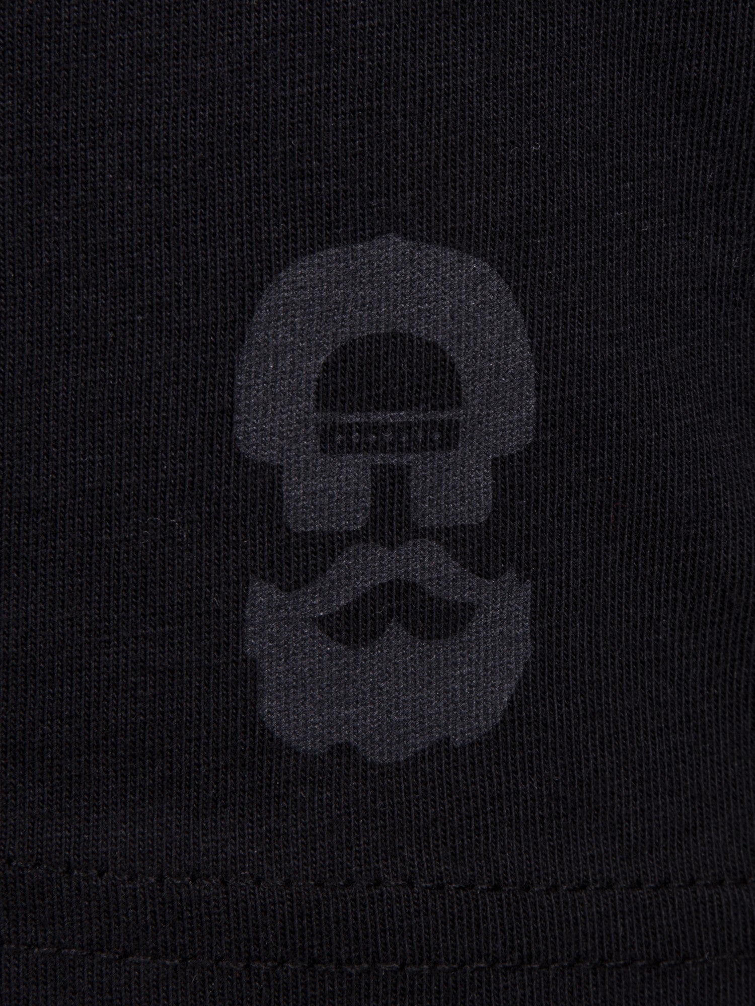 Shirt Johann in Schwarz, Detailaufnahme Verarbeitung, Kordel oder Naht