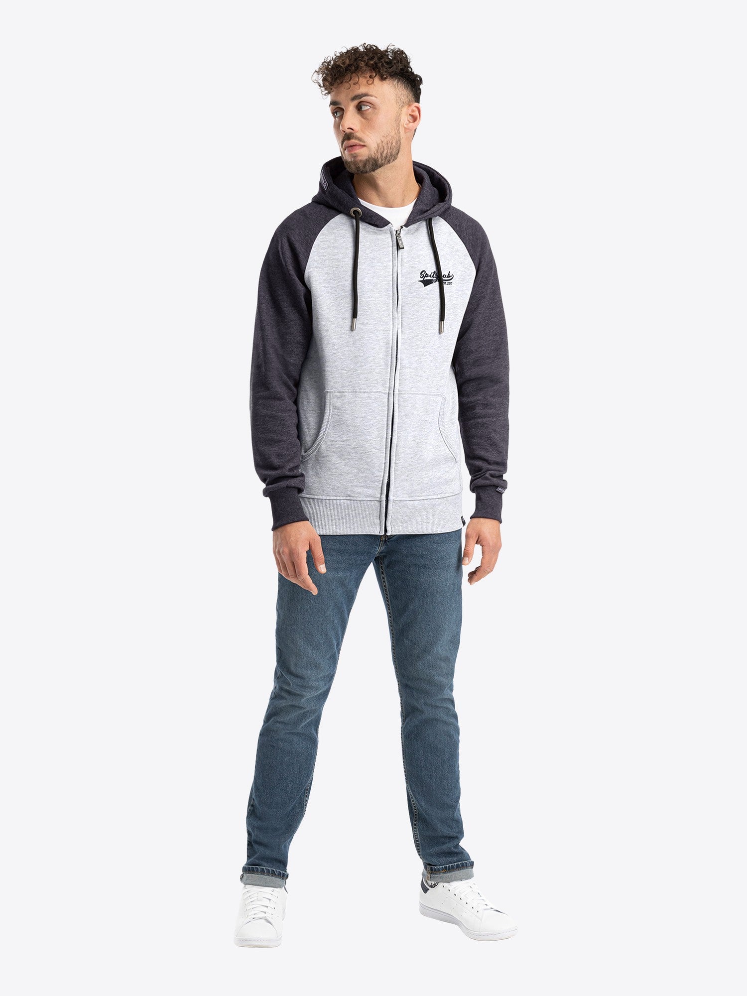 Sweatjacke Peter in grauschwarzer Farbe, weitere Lifestyle-Ansicht des Models
