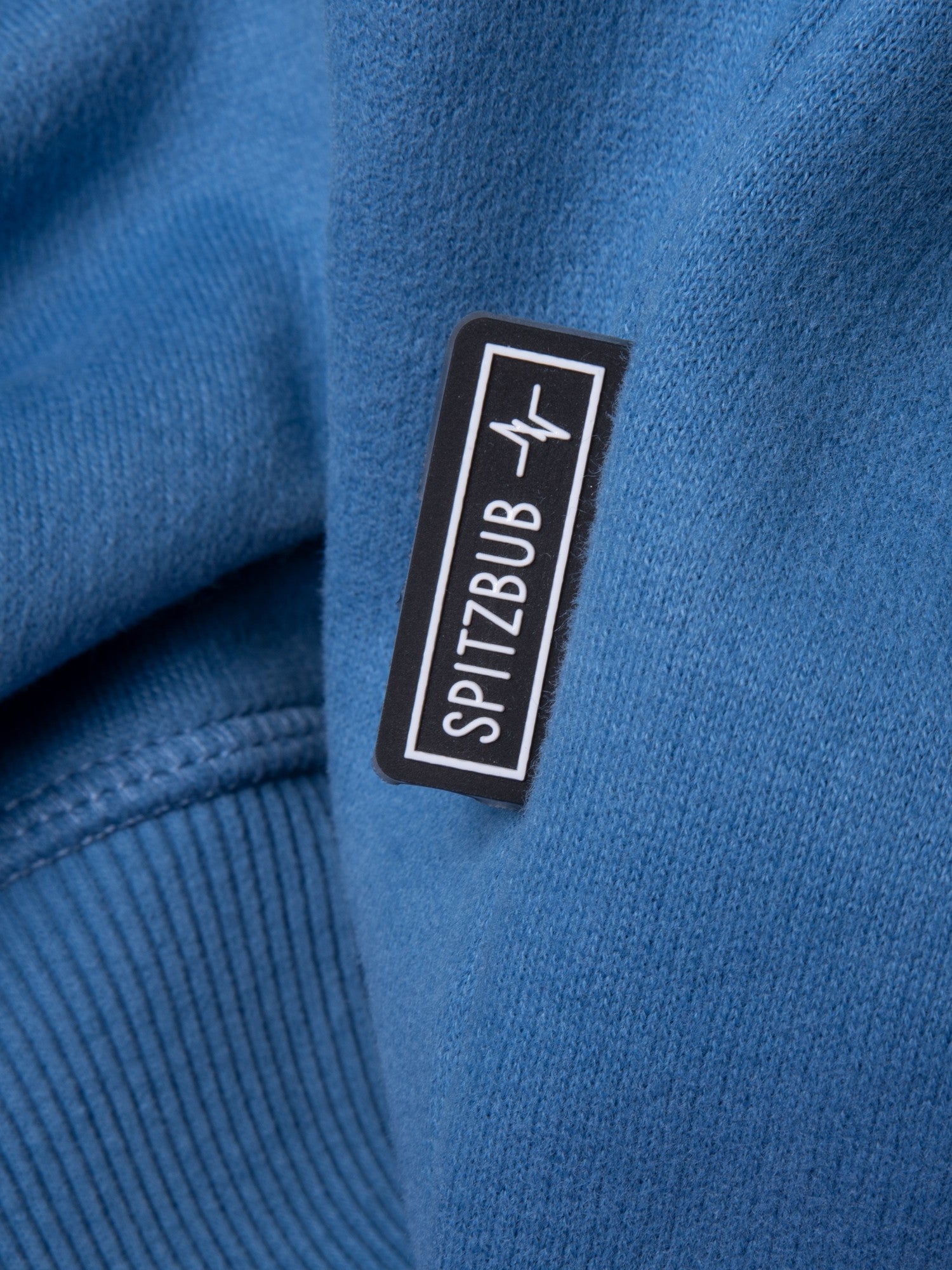 Sweatjacke Klaus in Blau, Detailaufnahme Verarbeitung, Kordel oder Naht