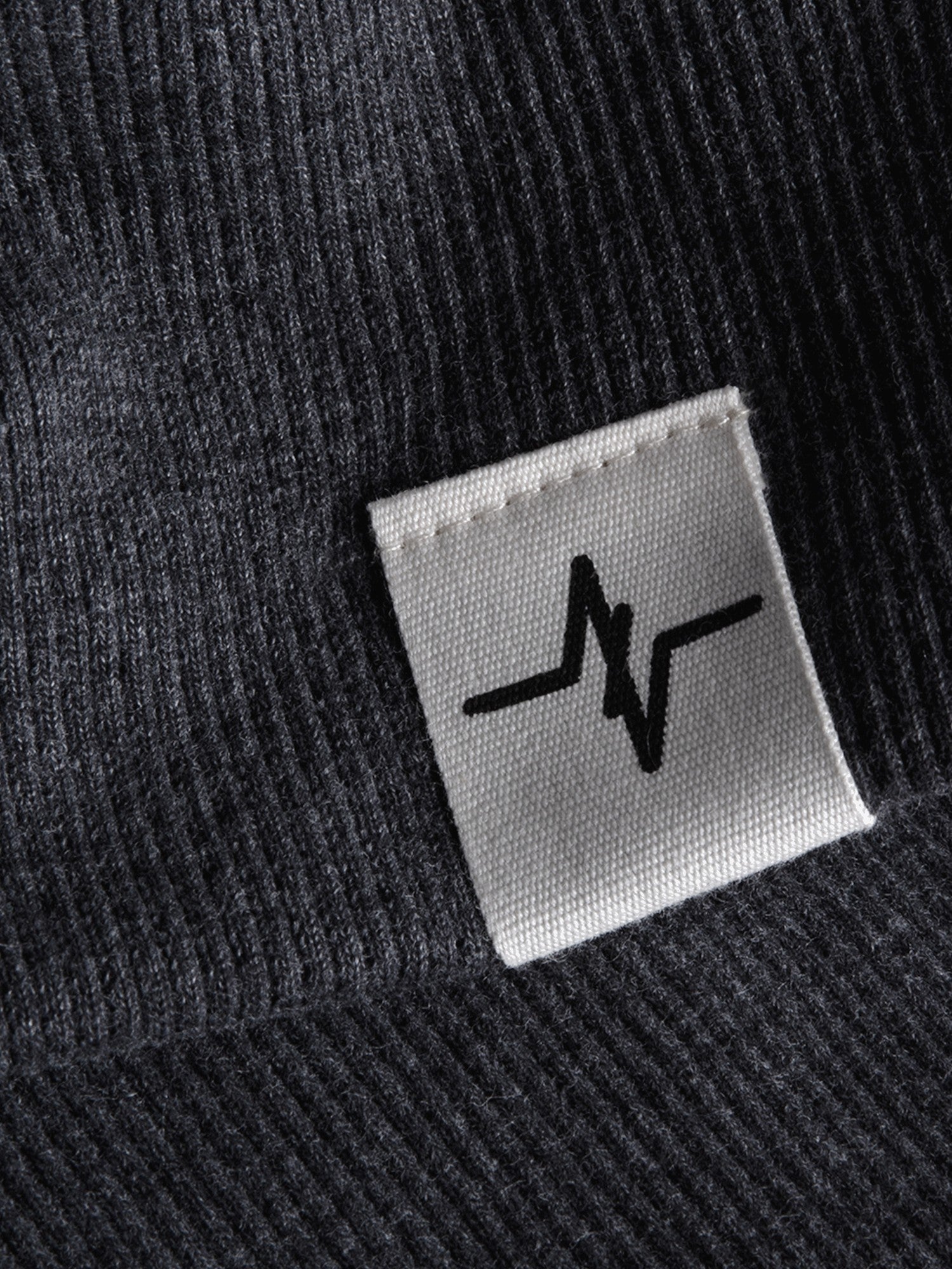 Sweatjacke Uwe in Anthrazit, Detailaufnahme Verarbeitung, Kordel oder Naht