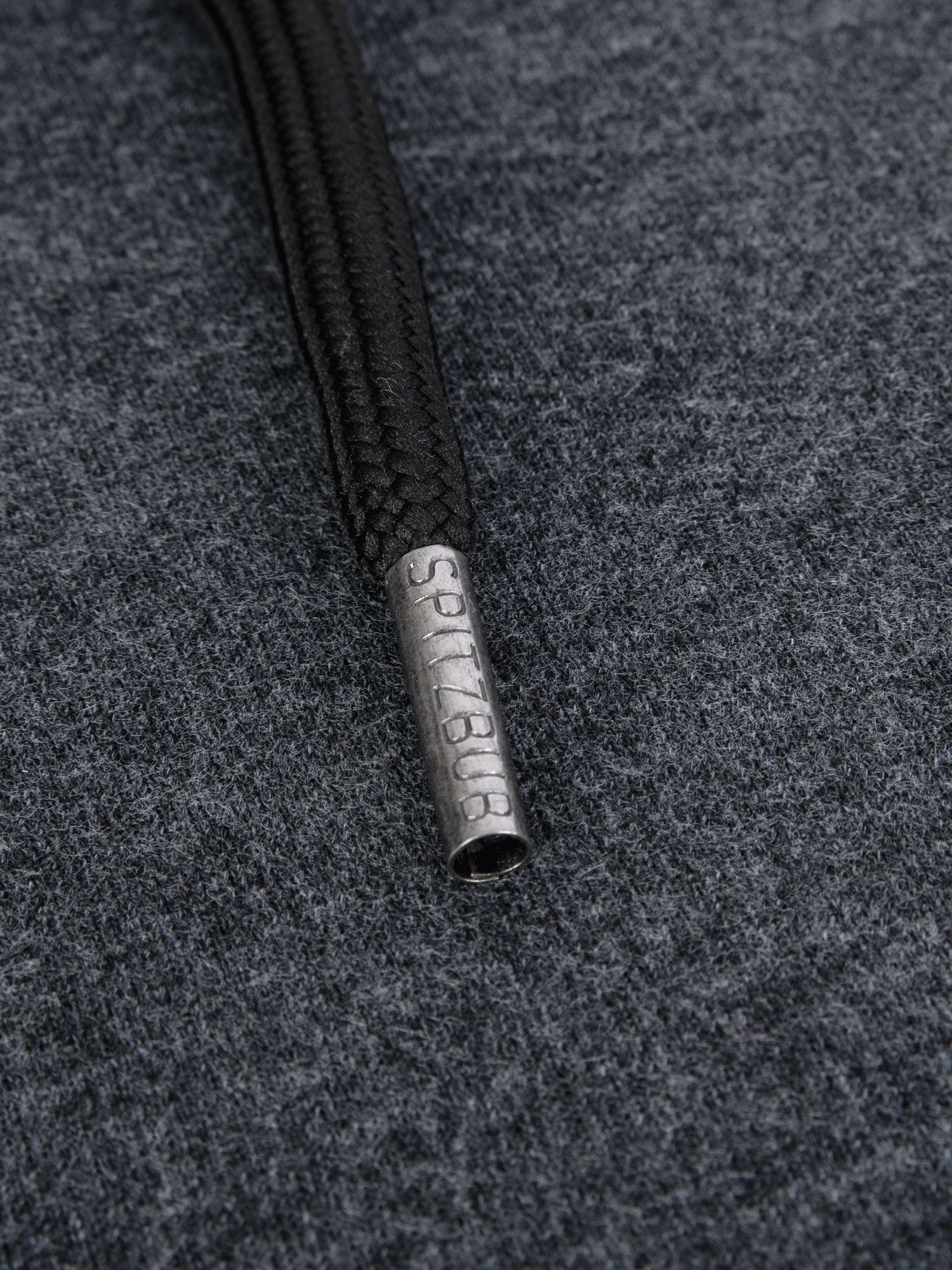 Hoodie Thorben in Grau, Detailaufnahme Verarbeitung, Kordel oder Naht