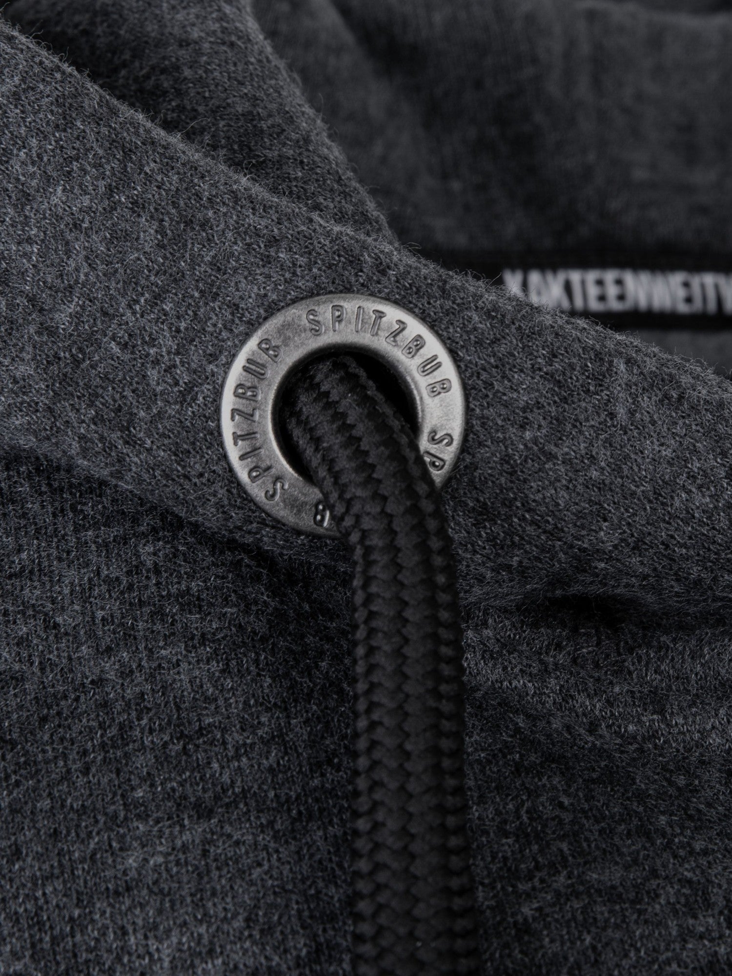 Hoodie Thorben in Grau, Detailaufnahme Verarbeitung, Kordel oder Naht