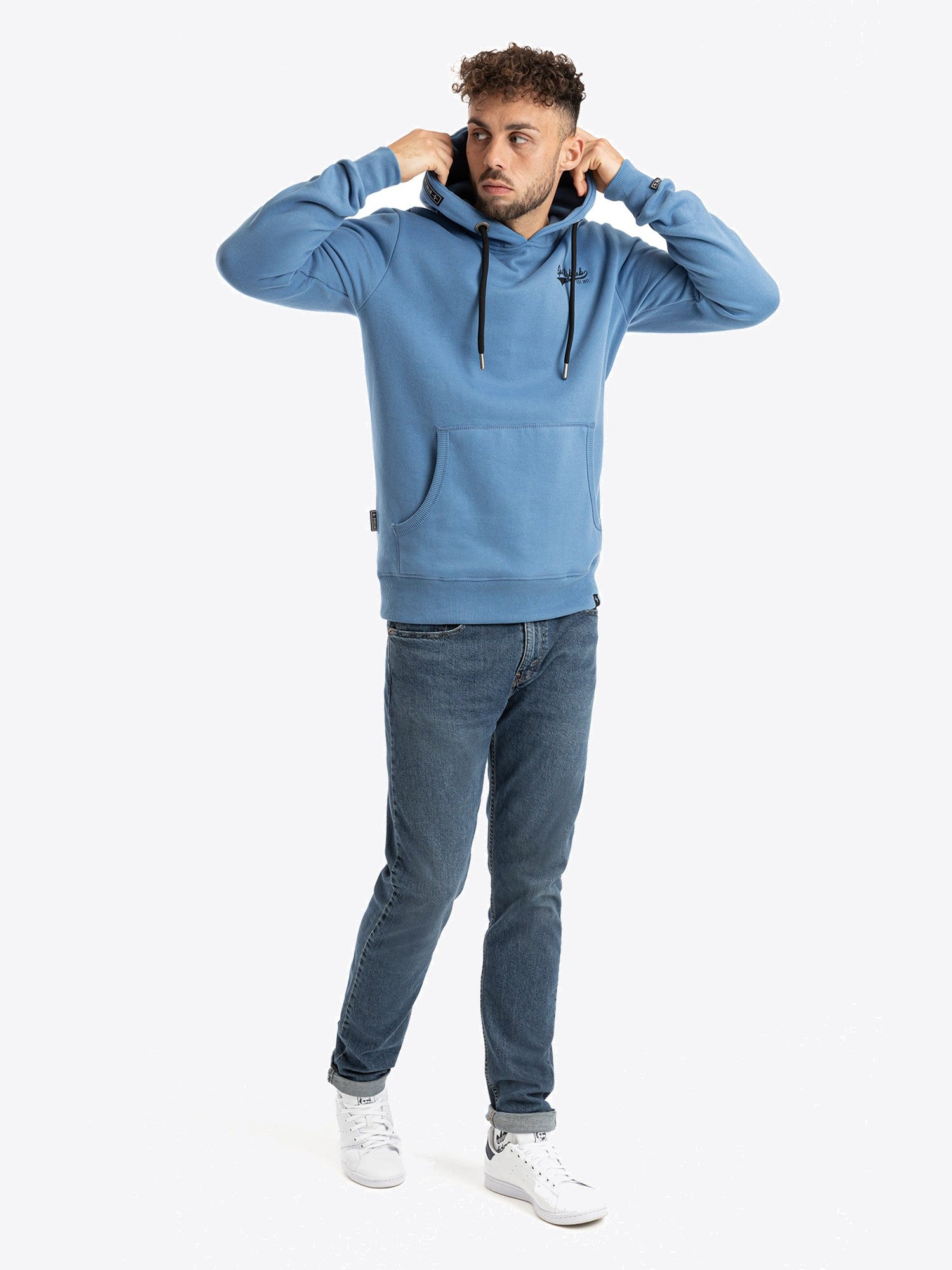 Hoodie Fynn in Blau, Detailaufnahme Verarbeitung, Kordel oder Naht