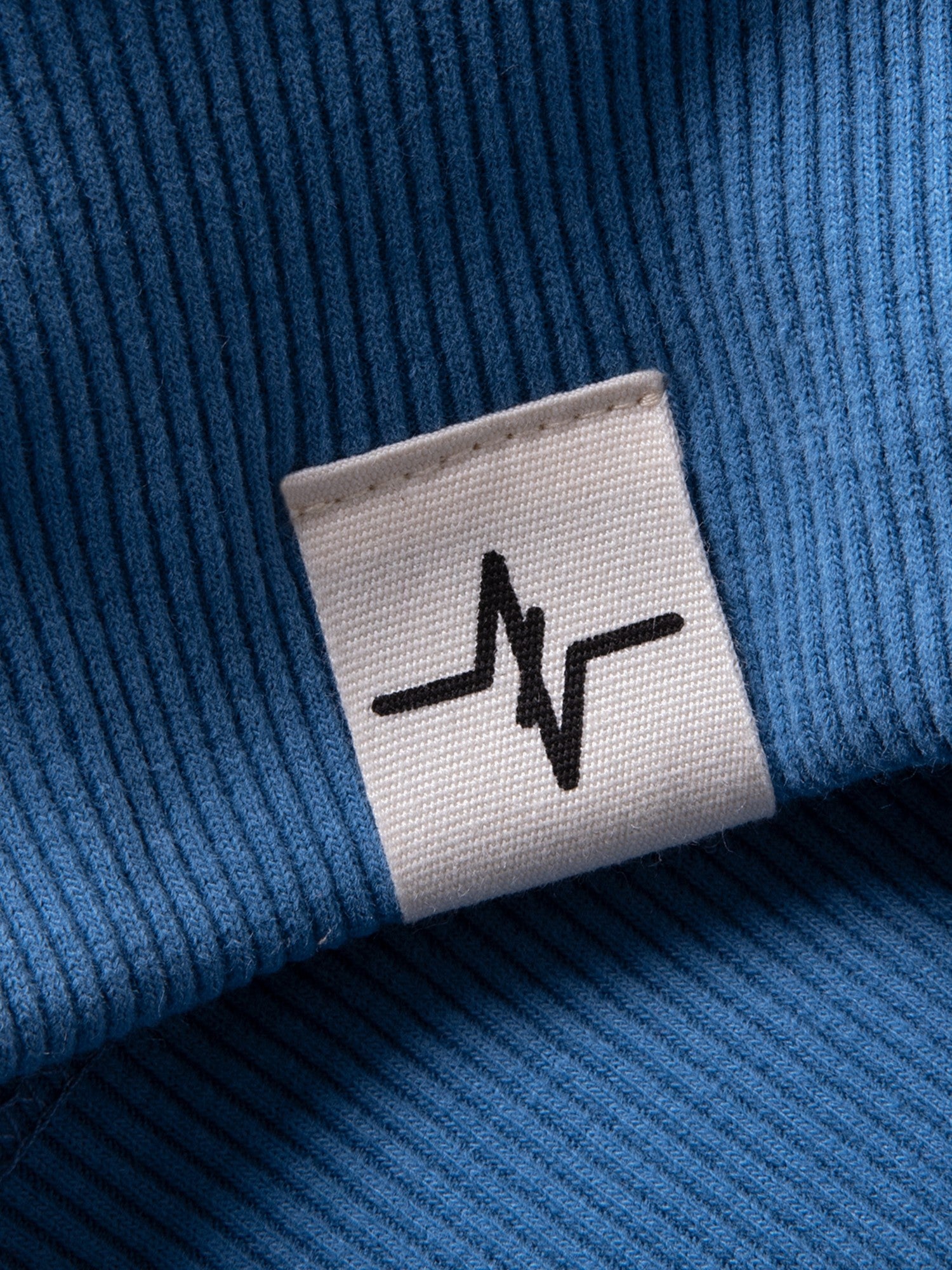 Hoodie Fynn in Blau, Detailaufnahme Verarbeitung, Kordel oder Naht