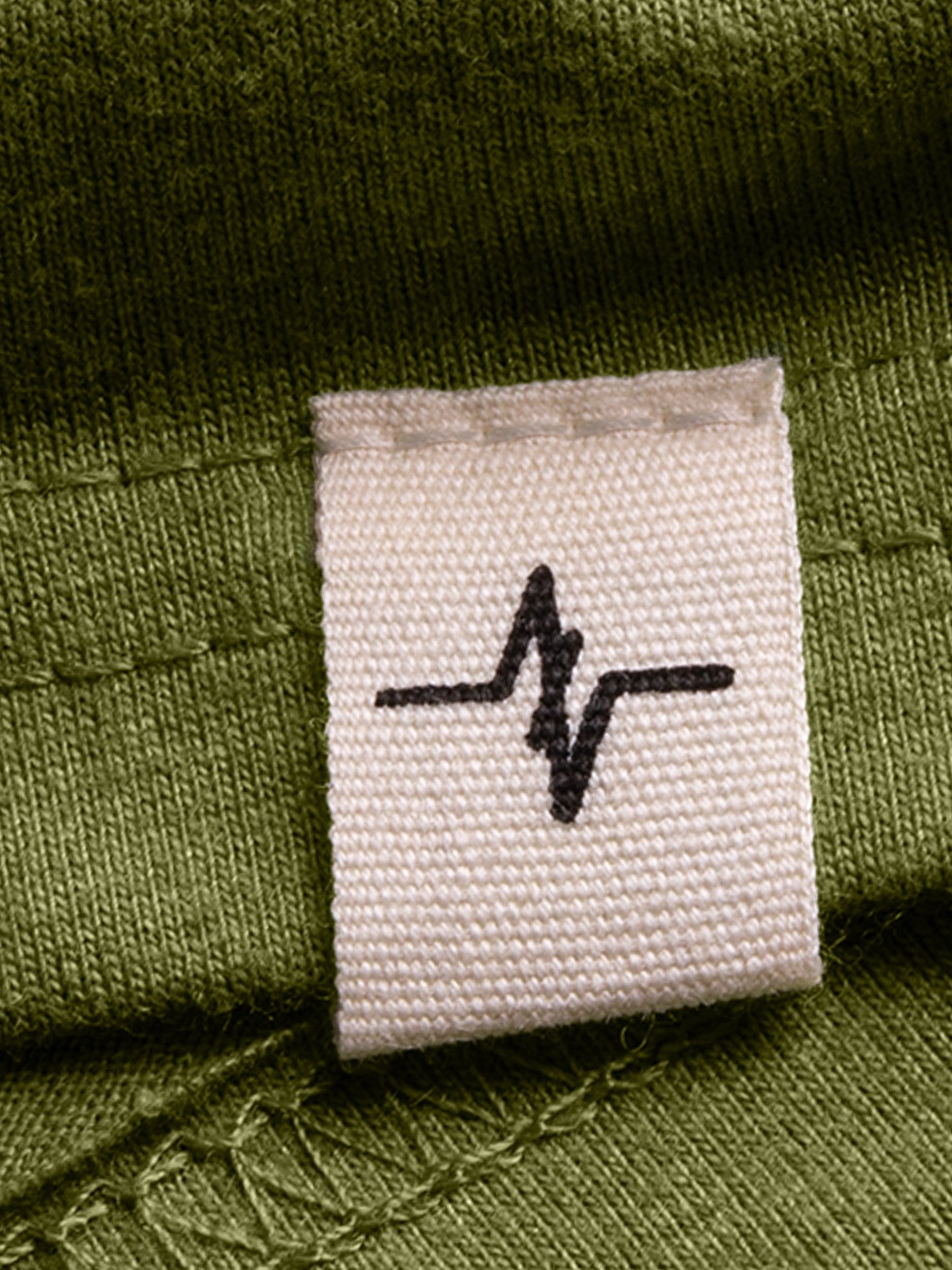 Shirt Timo in Grün, Detailaufnahme Verarbeitung, Kordel oder Naht