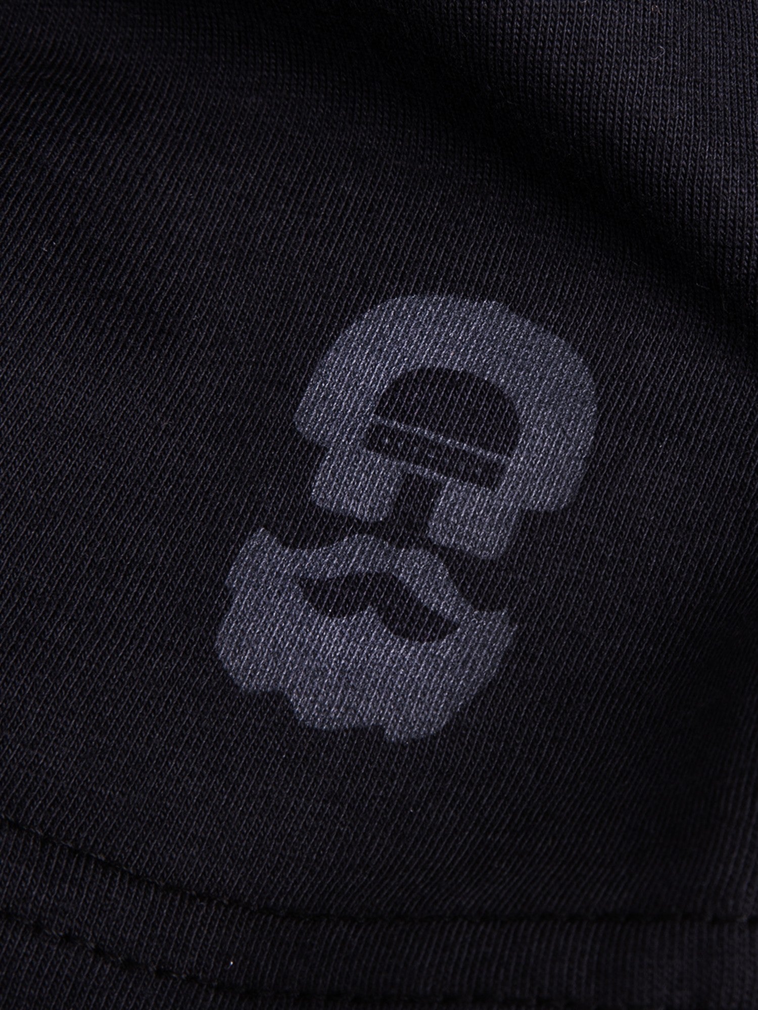 Shirt Ralph in Schwarz, Detailaufnahme Verarbeitung, Kordel oder Naht