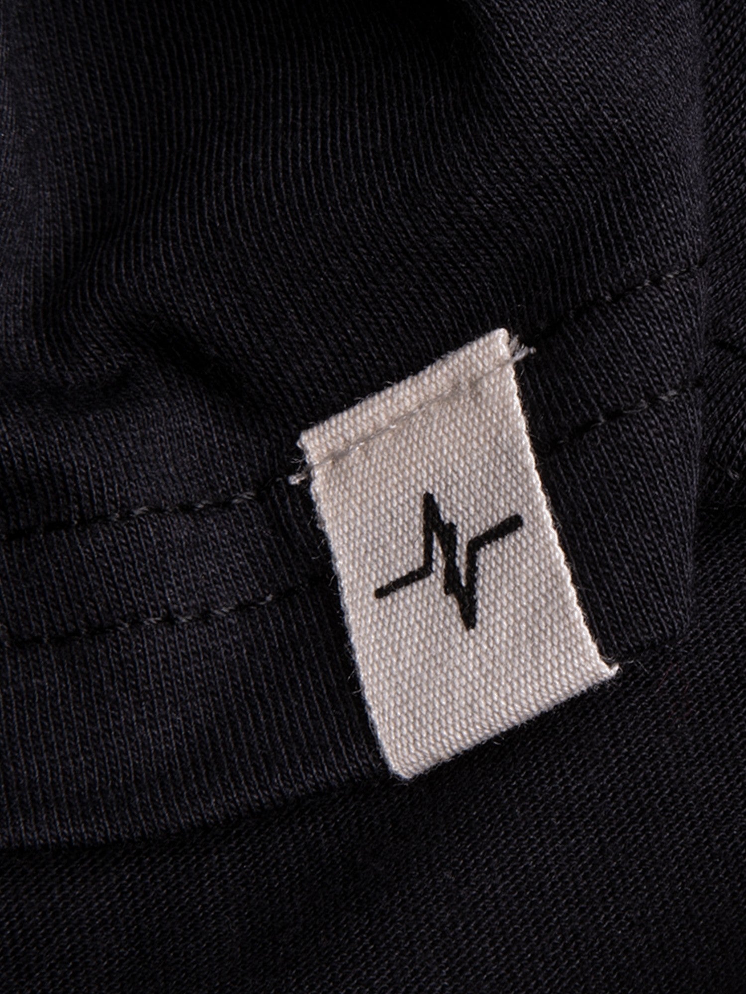 Shirt Ralph in Schwarz, Detailaufnahme Verarbeitung, Kordel oder Naht