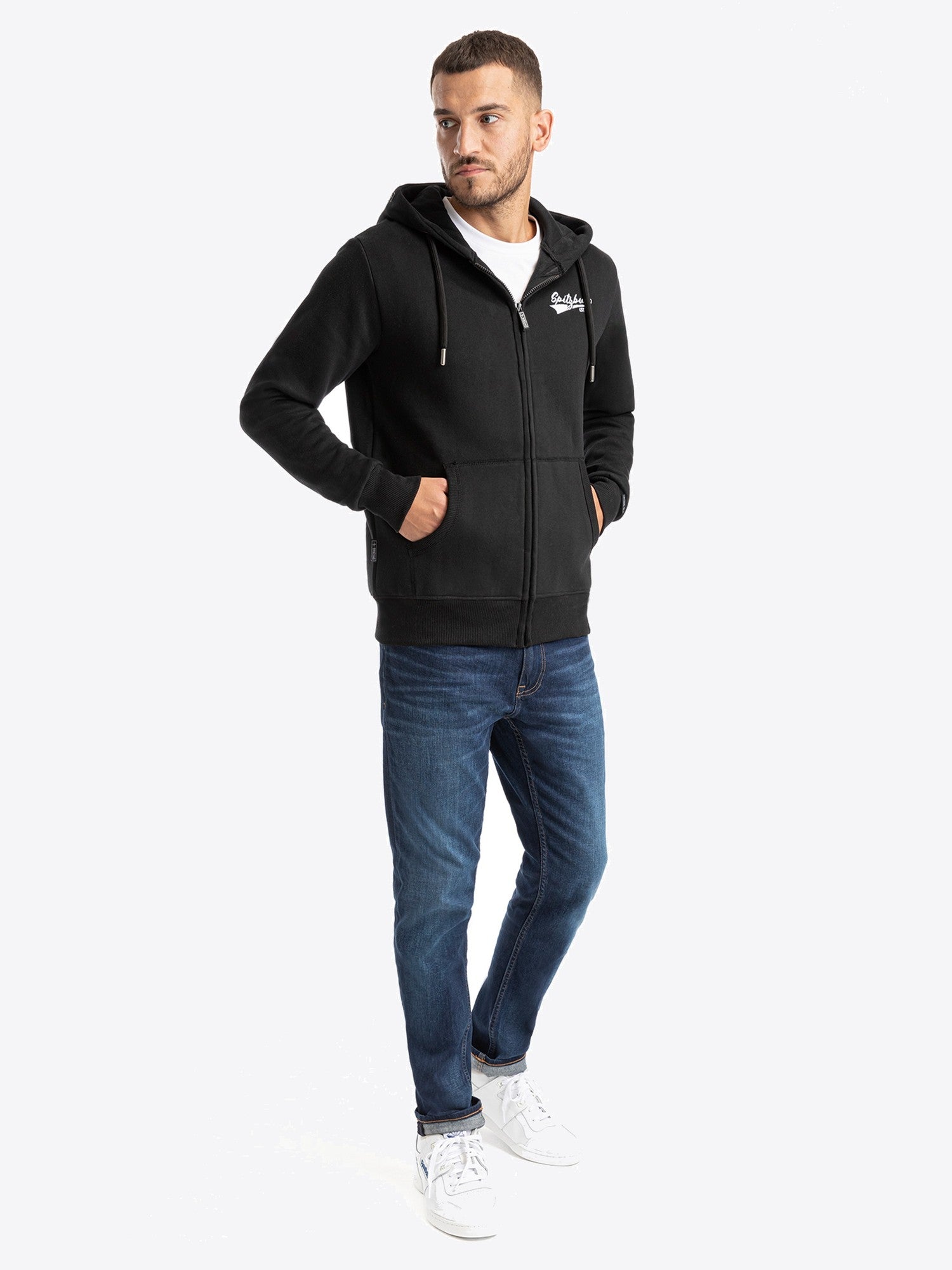 Sweatjacke Ben in Schwarz, weitere Lifestyle-Ansicht des Models