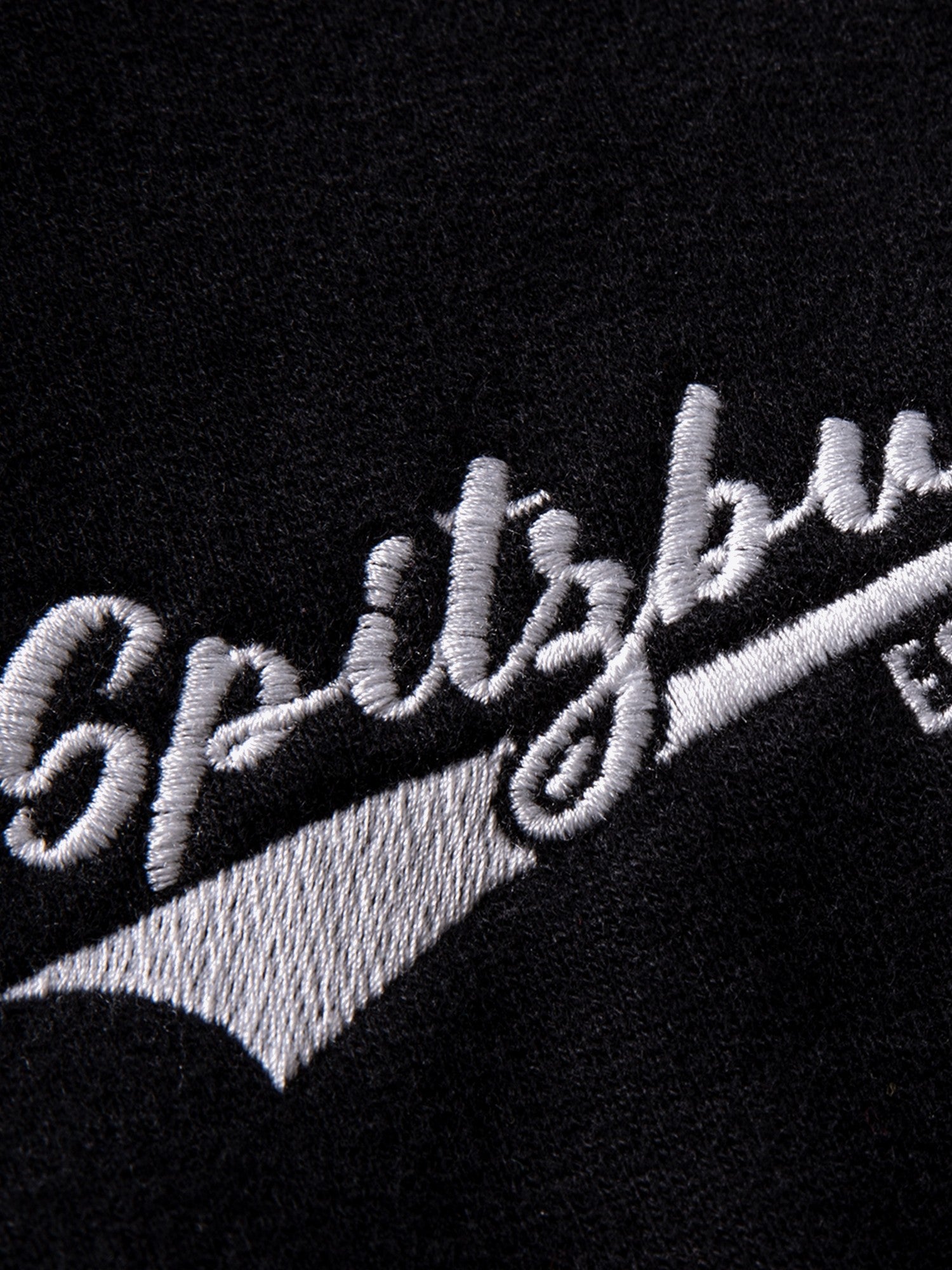 Sweatjacke Ben in Schwarz, Detailaufnahme Verarbeitung, Kordel oder Naht