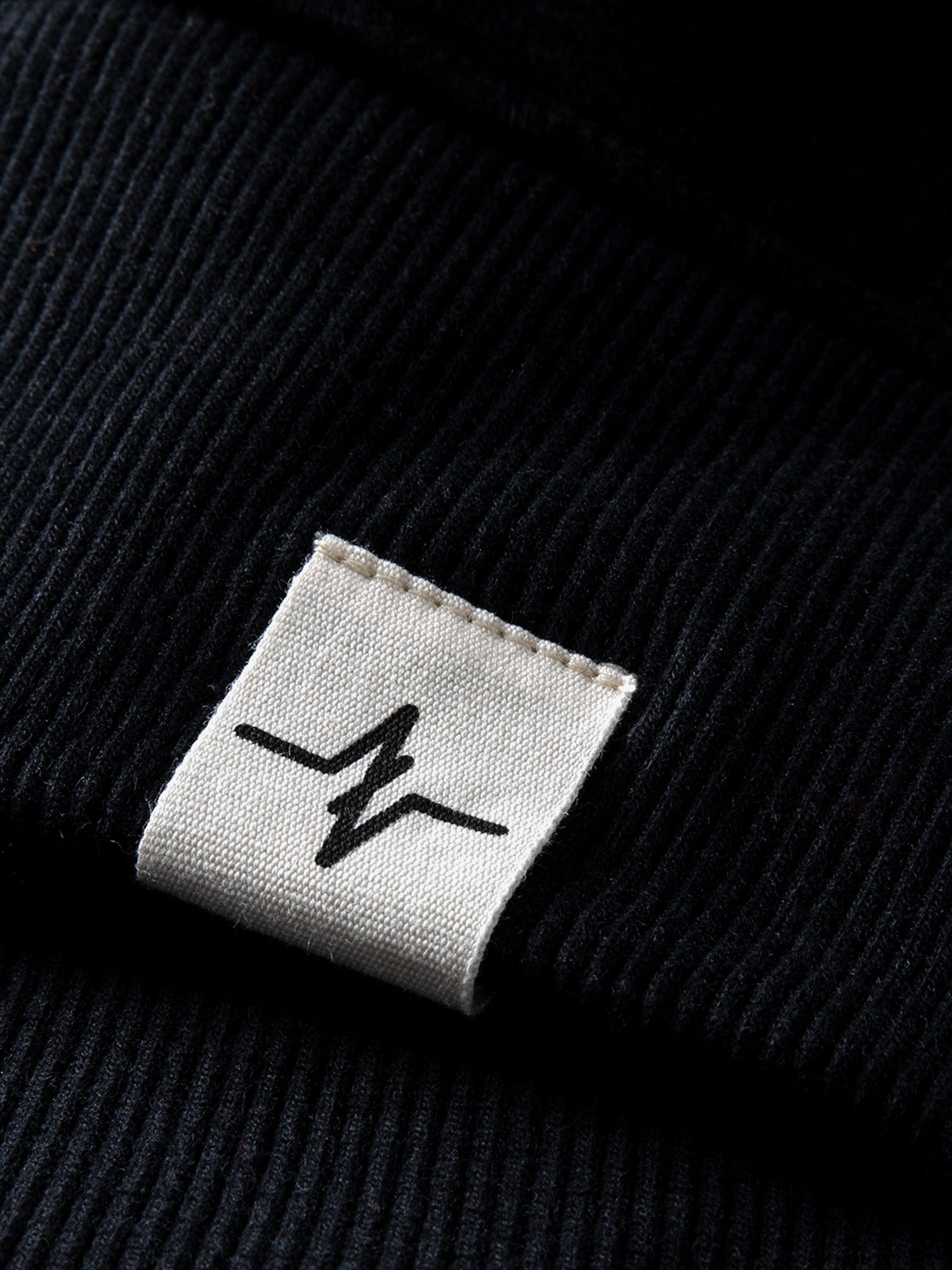 Sweatjacke Ben in Schwarz, Detailaufnahme Verarbeitung, Kordel oder Naht
