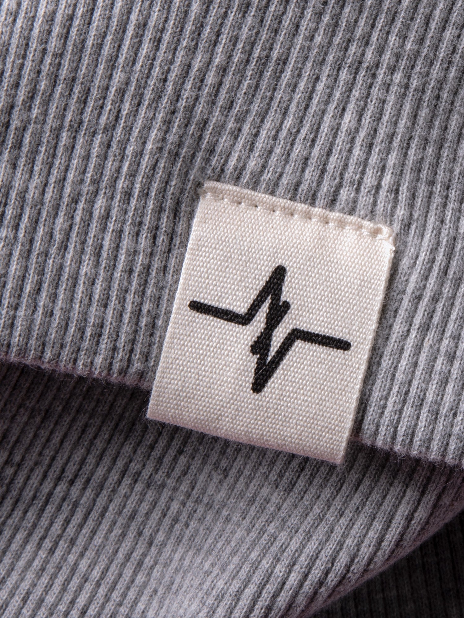 Sweatjacke Lucas in Grau-Schwarz, Detailaufnahme Verarbeitung, Kordel oder Naht