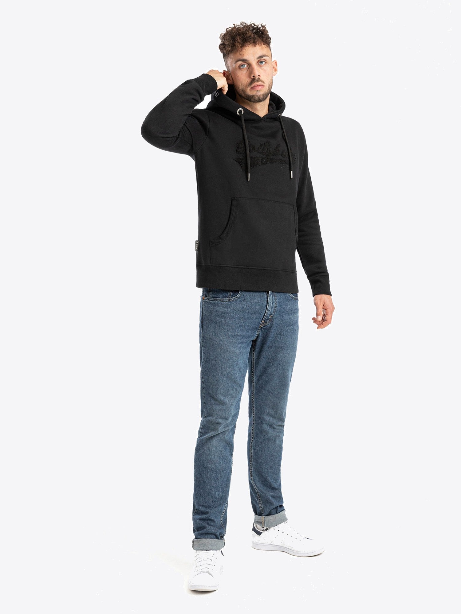 Hoodie Manuel in Schwarz, weitere Lifestyle-Ansicht des Models