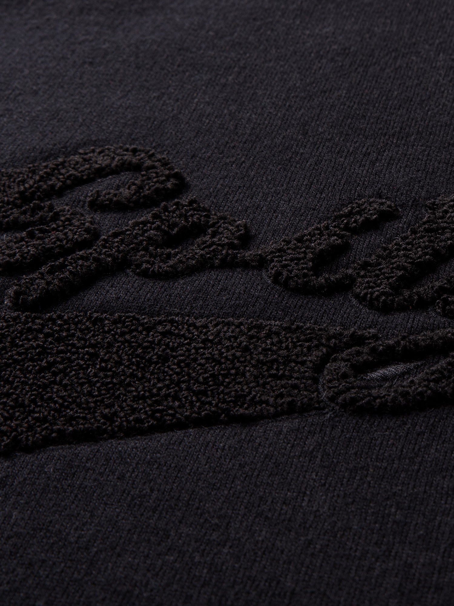 Hoodie Manuel in Schwarz, Detailaufnahme Verarbeitung, Kordel oder Naht