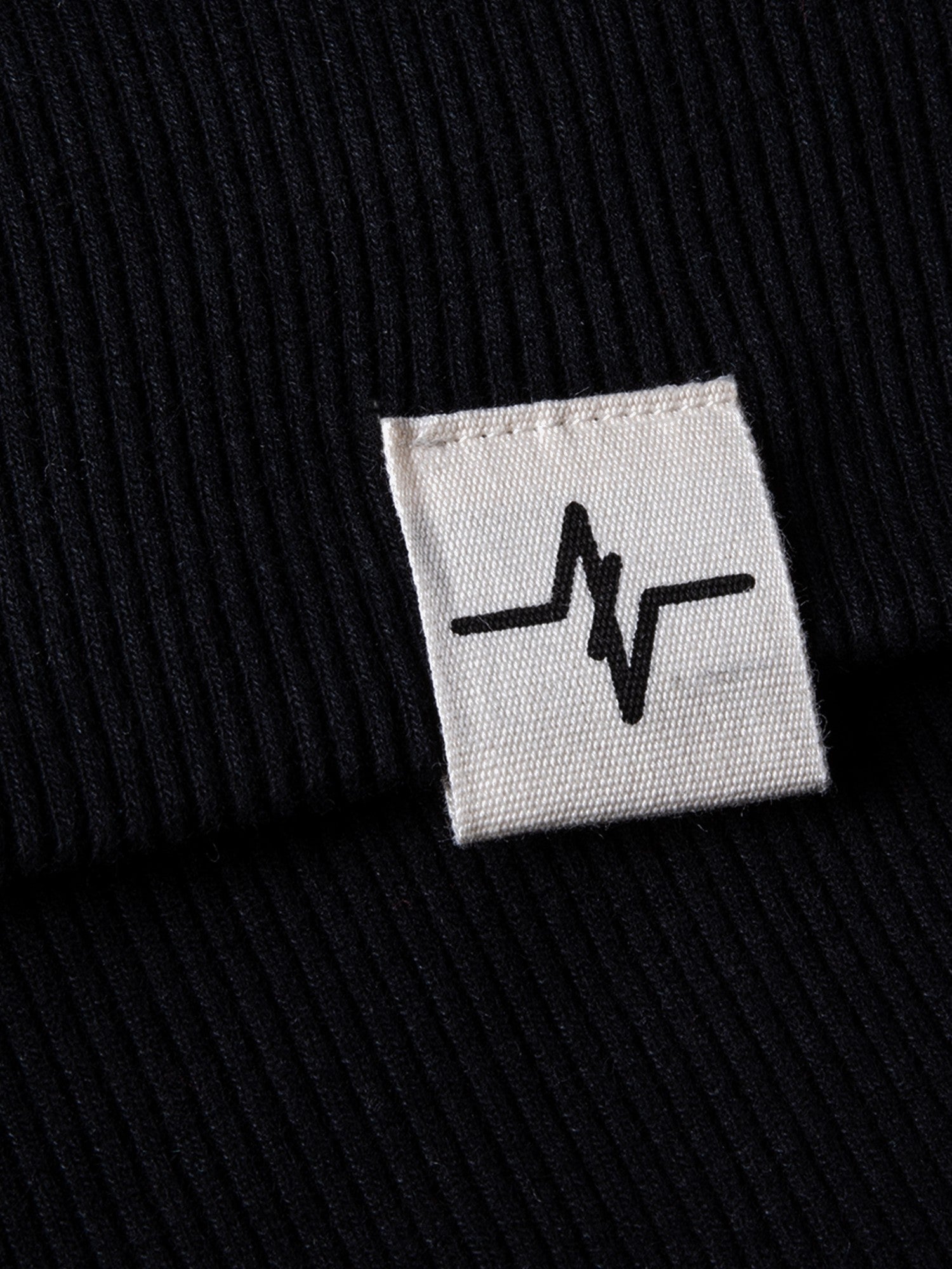 Hoodie Manuel in Schwarz, Detailaufnahme Verarbeitung, Kordel oder Naht