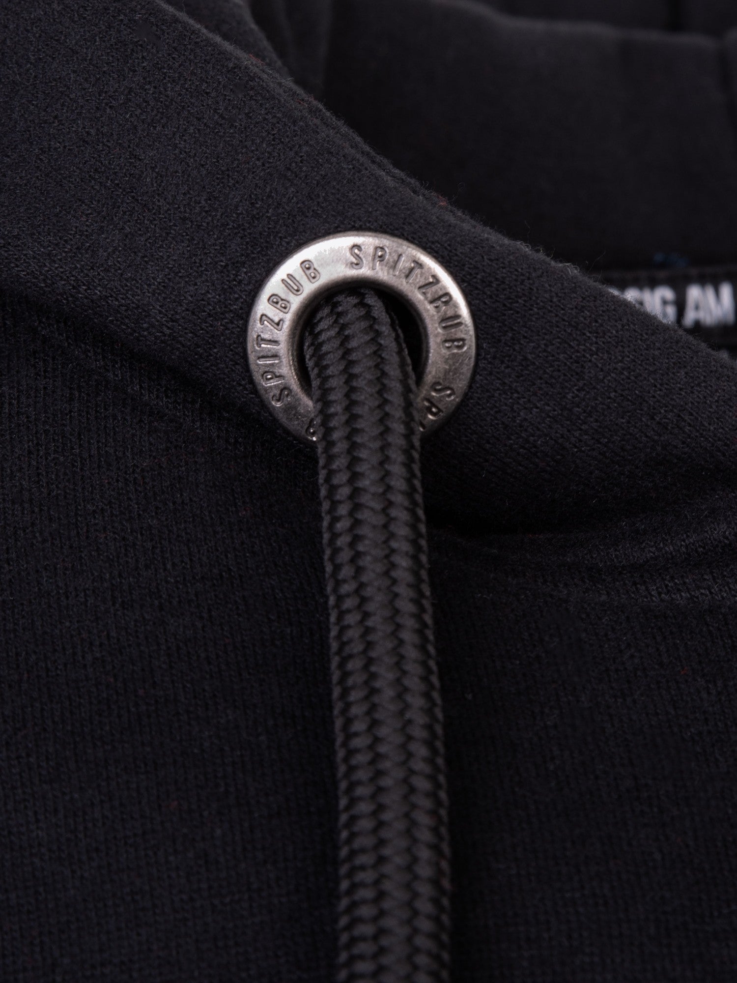 Hoodie Manuel in Schwarz, Detailaufnahme Verarbeitung, Kordel oder Naht