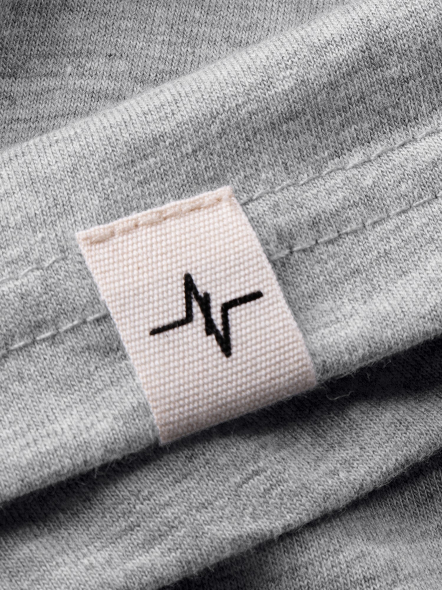 Shirt Julius in Grau, Detailaufnahme Verarbeitung, Kordel oder Naht
