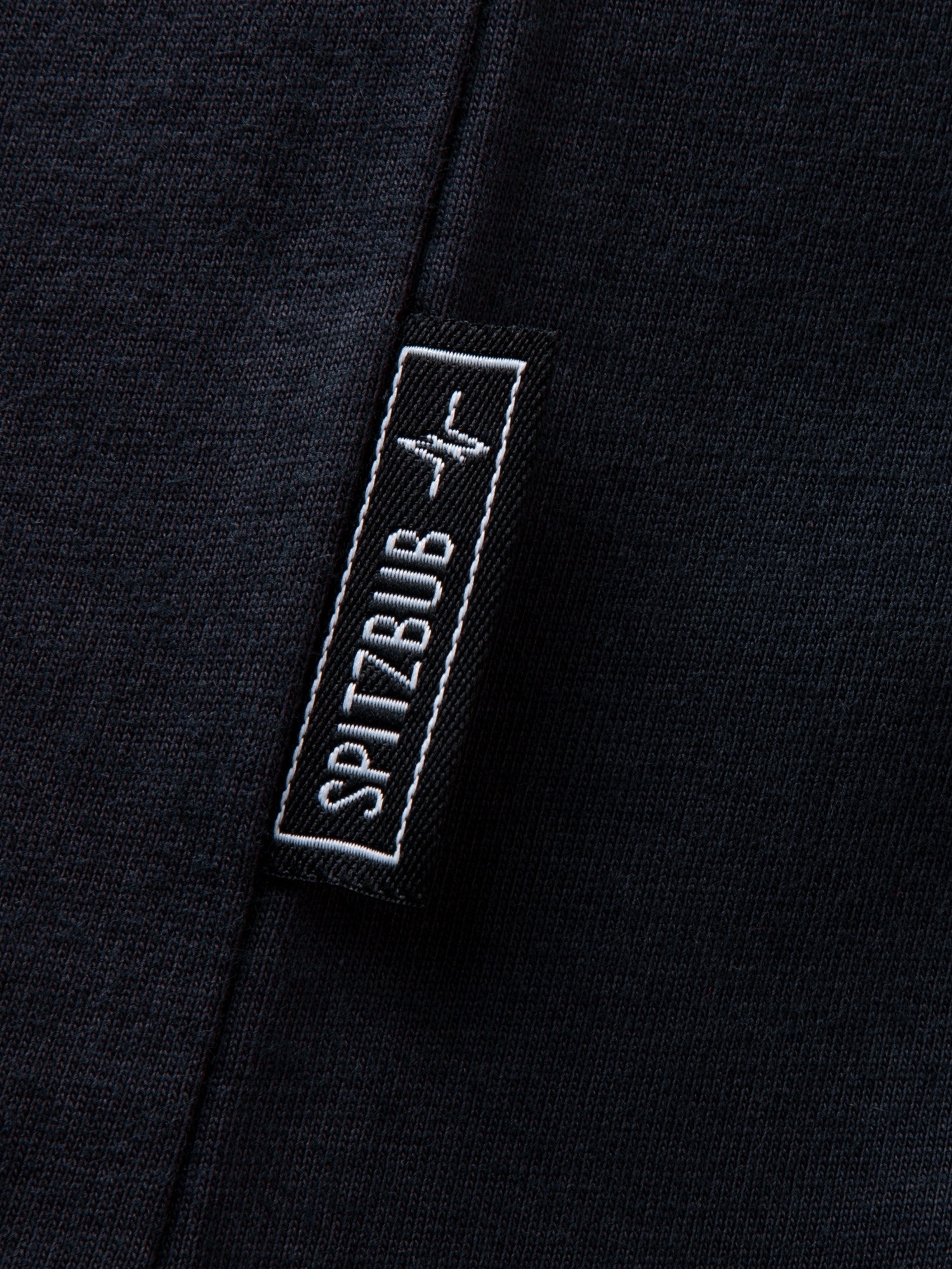 Shirt Niklas in Schwarz, Detailaufnahme Verarbeitung, Kordel oder Naht