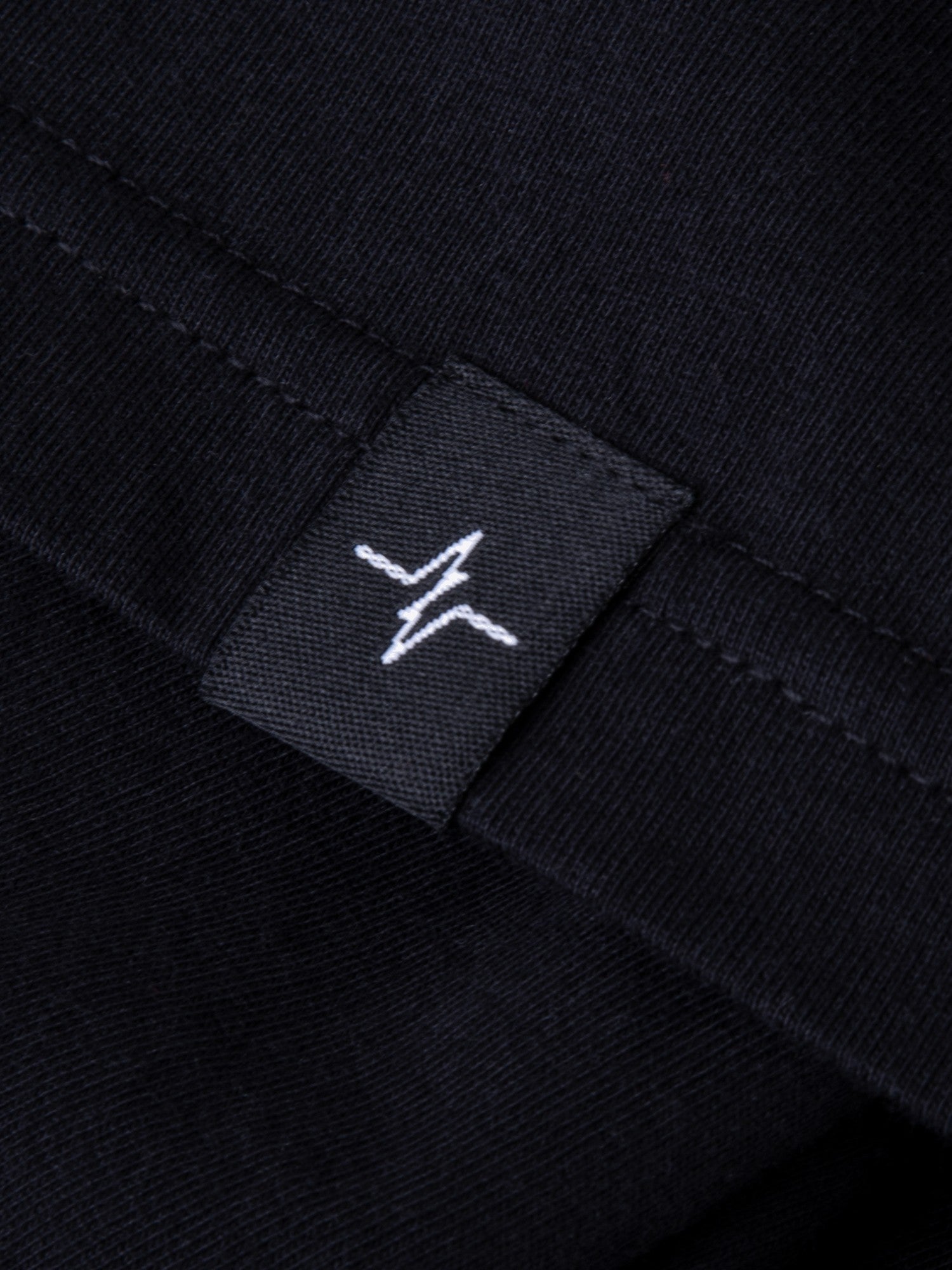 Shirt Adrian in Schwarz, Detailaufnahme Verarbeitung, Kordel oder Naht