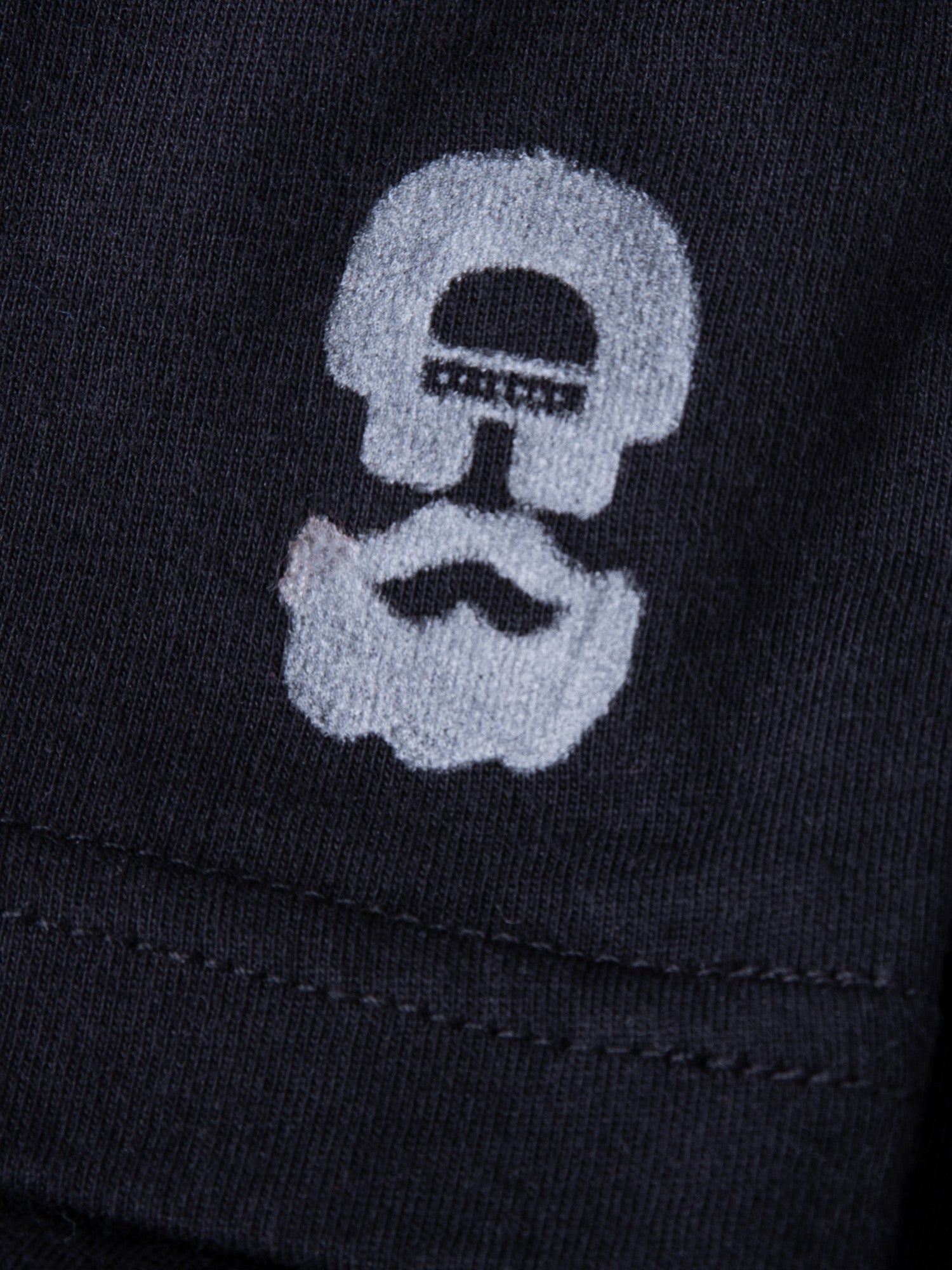 Shirt Adrian in Schwarz, Detailaufnahme Verarbeitung, Kordel oder Naht