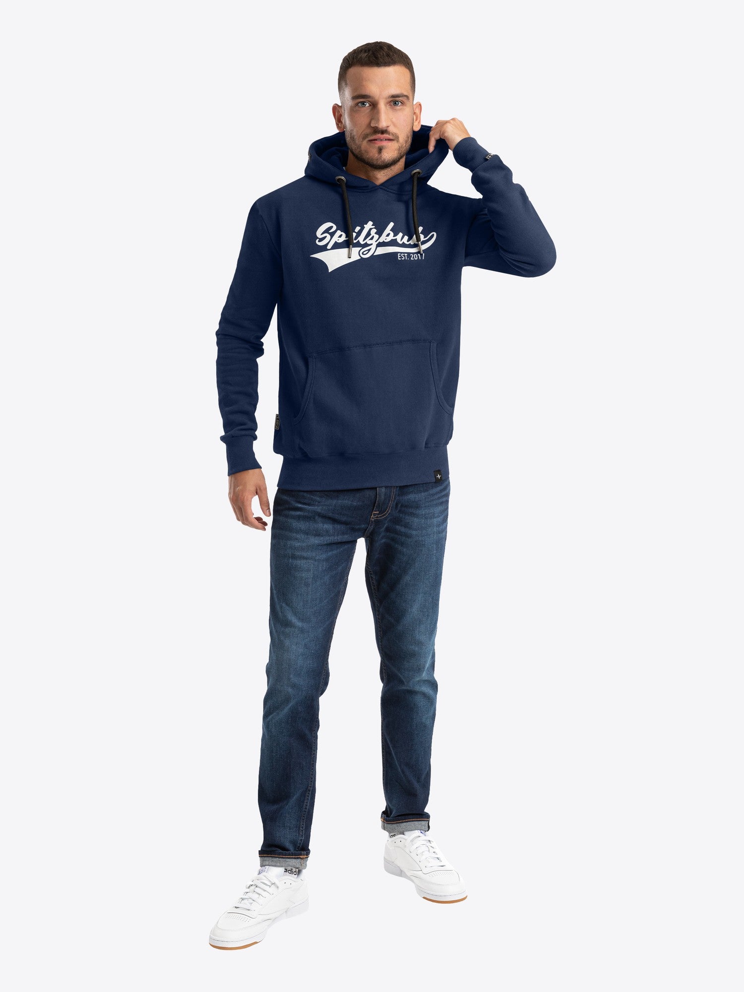 Hoodie Dietrich in Blau, weitere Lifestyle-Ansicht des Models