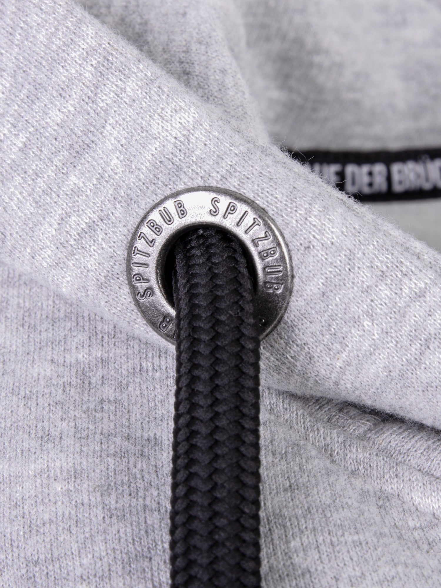 Sweatjacke Valentin in Grau, Detailaufnahme Verarbeitung, Kordel oder Naht