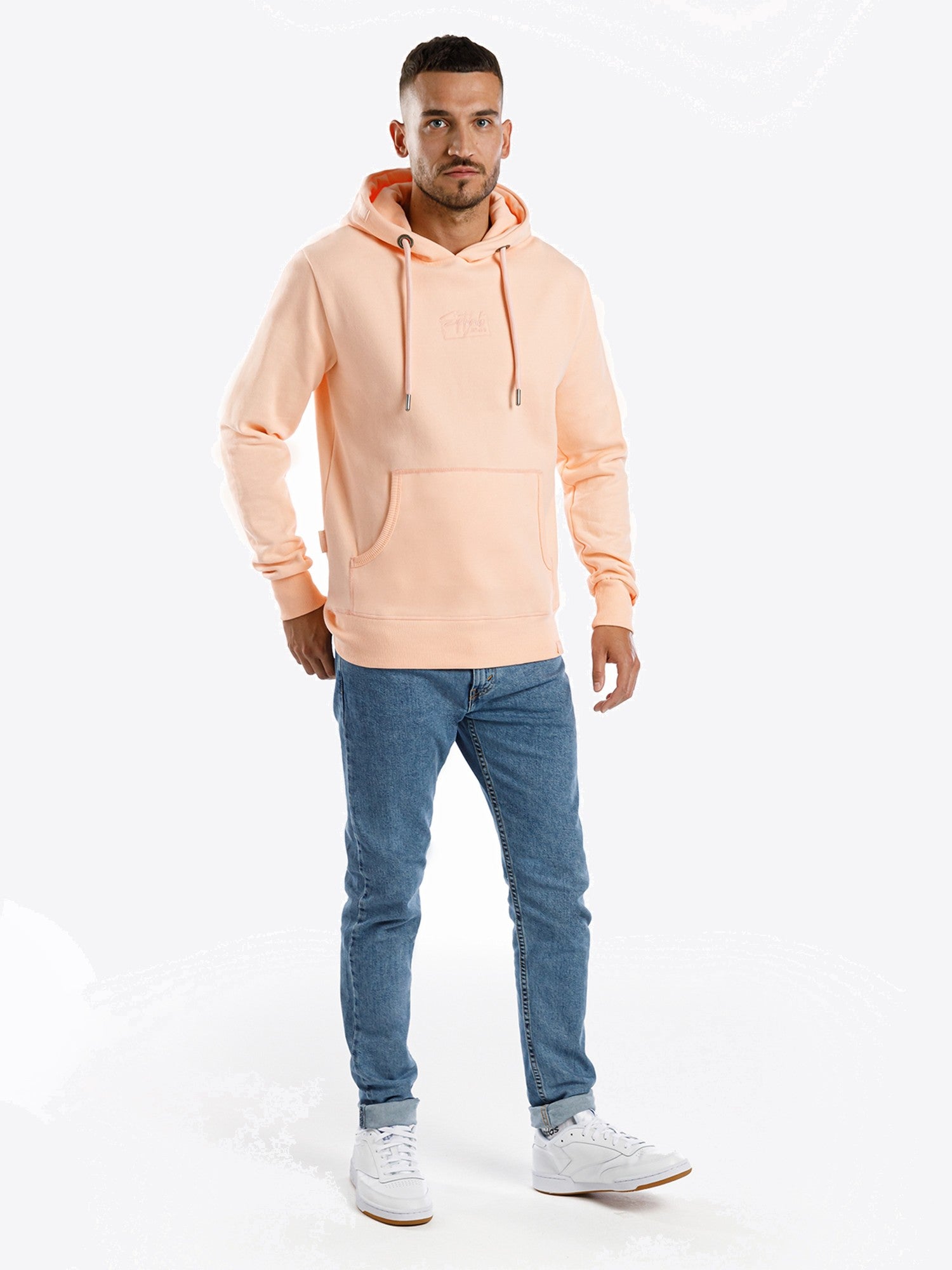 Hoodie Loui in Peach, weitere Lifestyle-Ansicht des Models