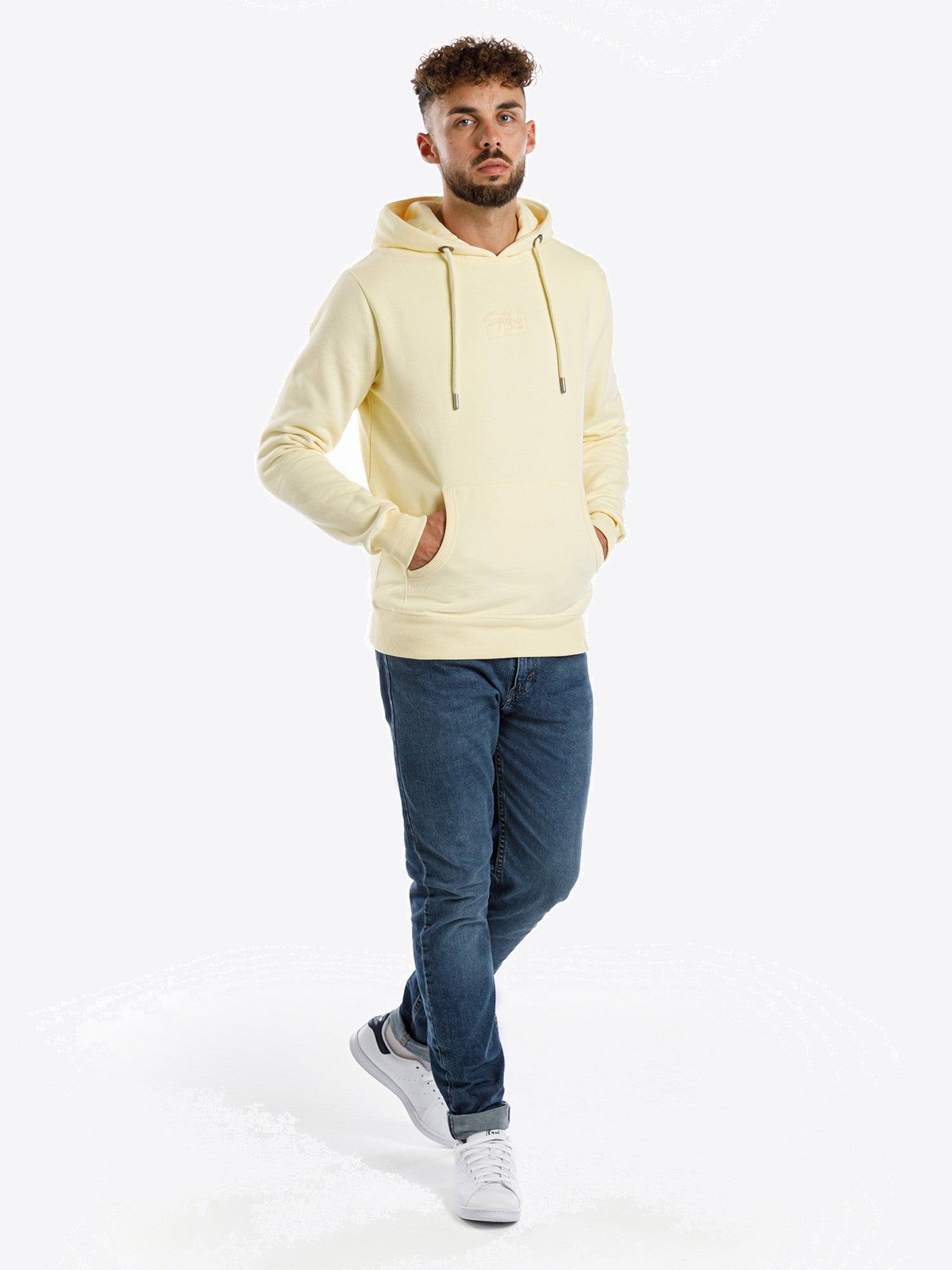 Hoodie Matheo in Gelb, weitere Lifestyle-Ansicht des Models