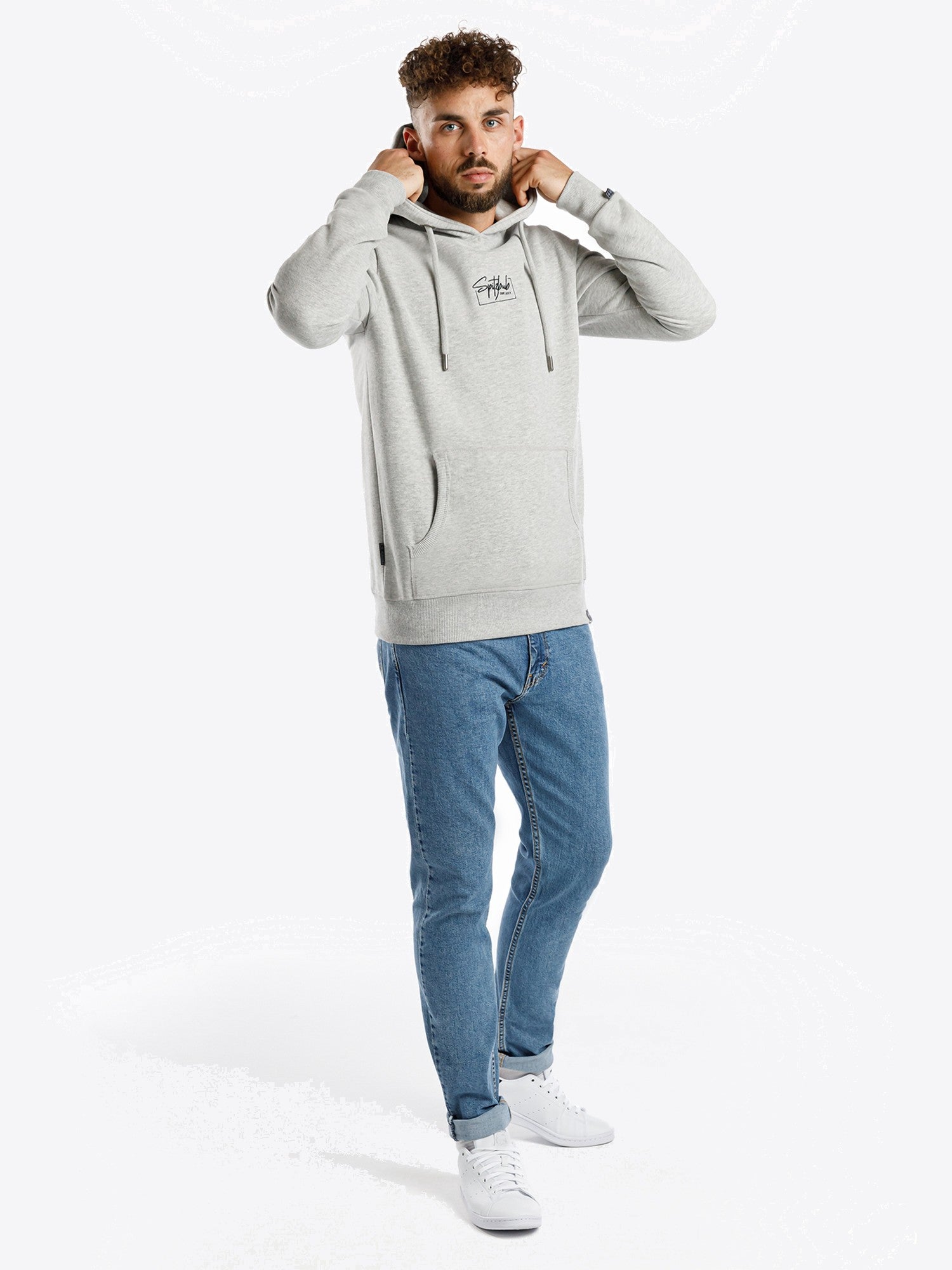 Hoodie Jasper in Grau, weitere Lifestyle-Ansicht des Models