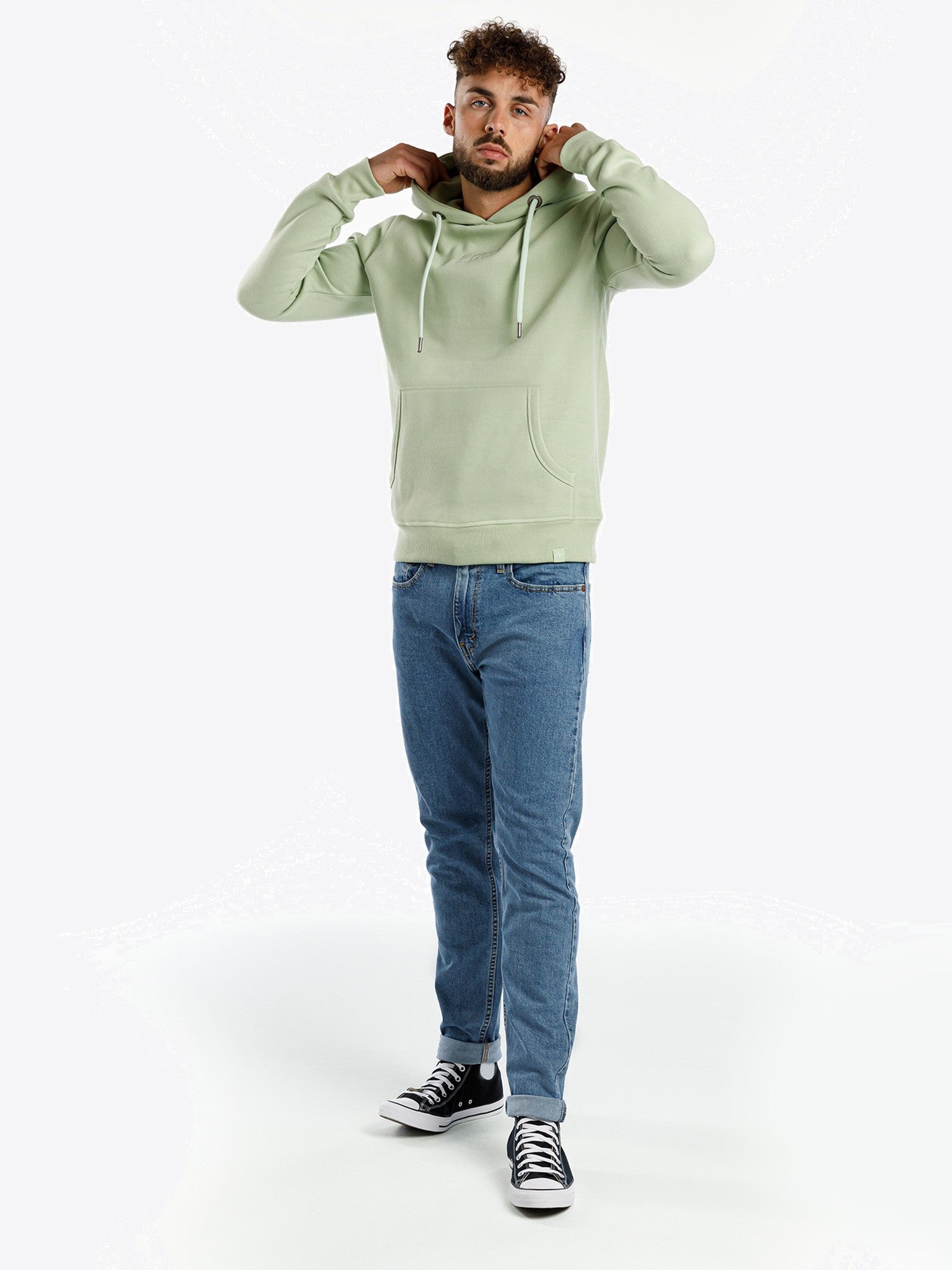 Hoodie Elias in Grün, weitere Lifestyle-Ansicht des Models