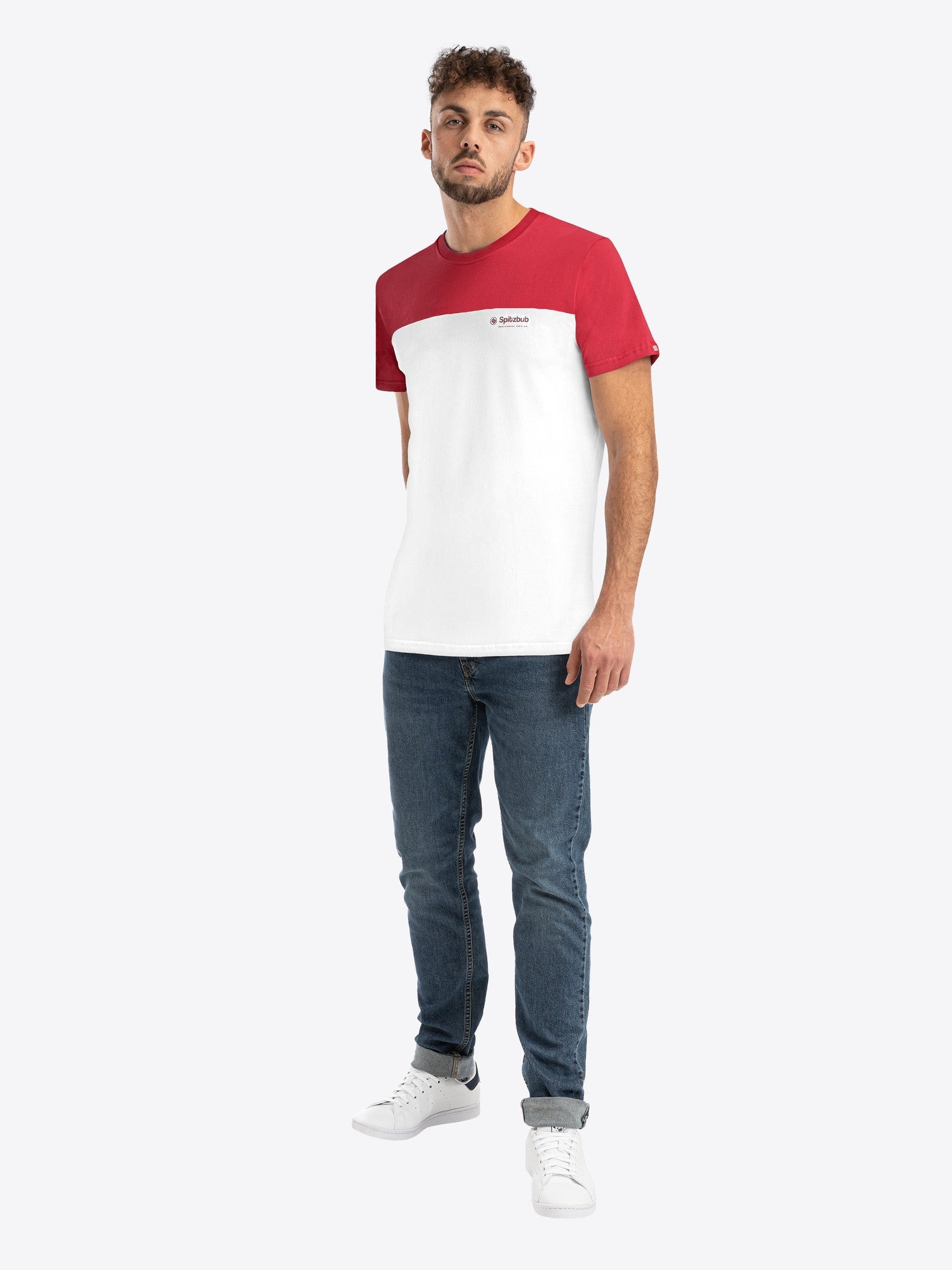 weitere Lifestyle-Ansicht des Models im Shirt Sascha von spitzbub STUDIOS in Weiß-Rot