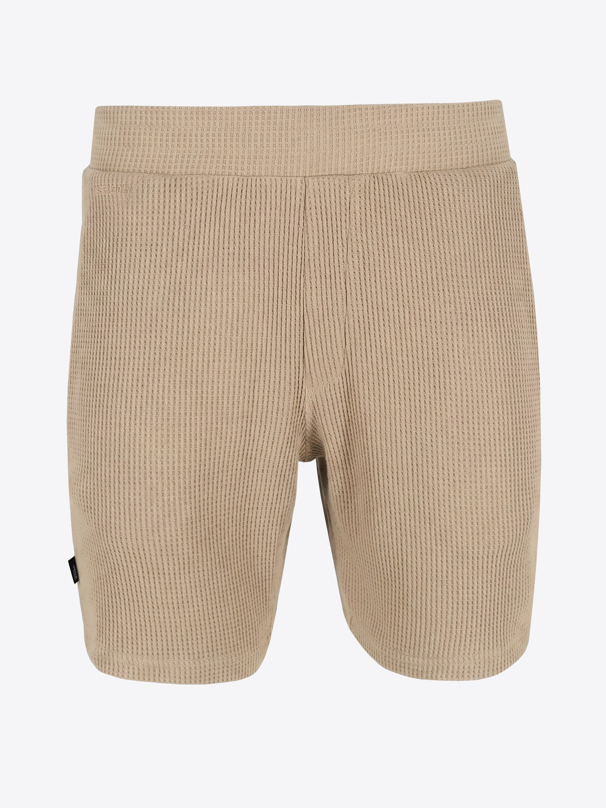 Detailaufnahme, Logo-Print/Schriftzug der Waffleshort Doeskin von spitzbub STUDIOS in Beige