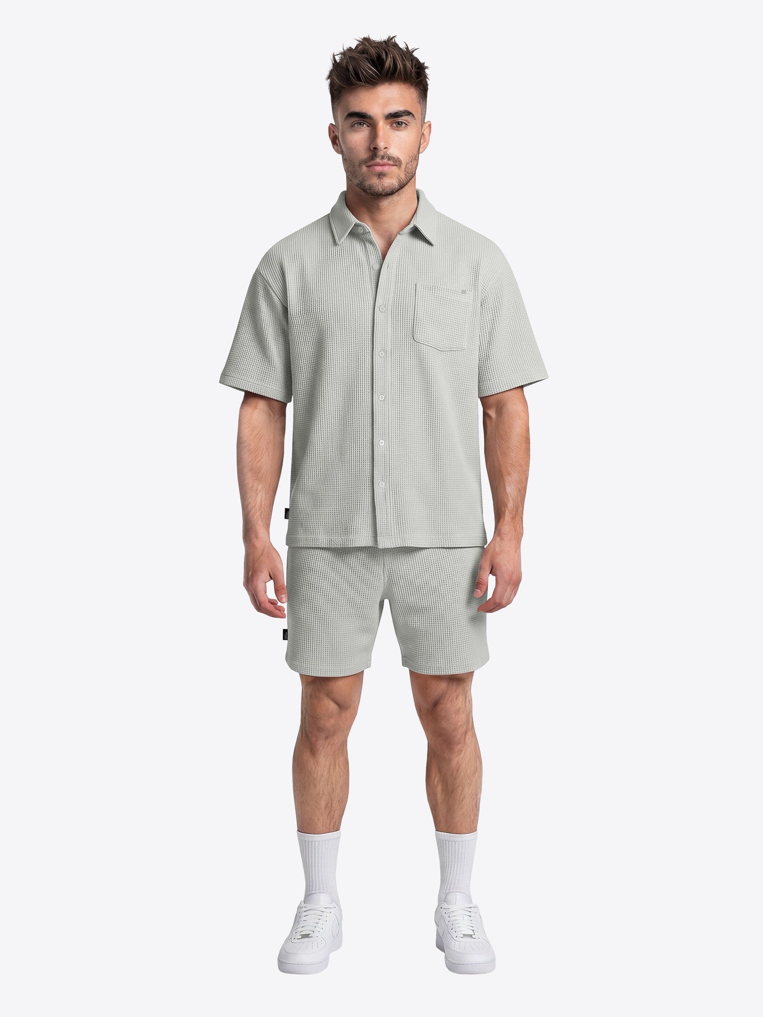 weitere Lifestyle-Ansicht des Models in der Waffleshort Grey von spitzbub STUDIOS in Glacier Grey